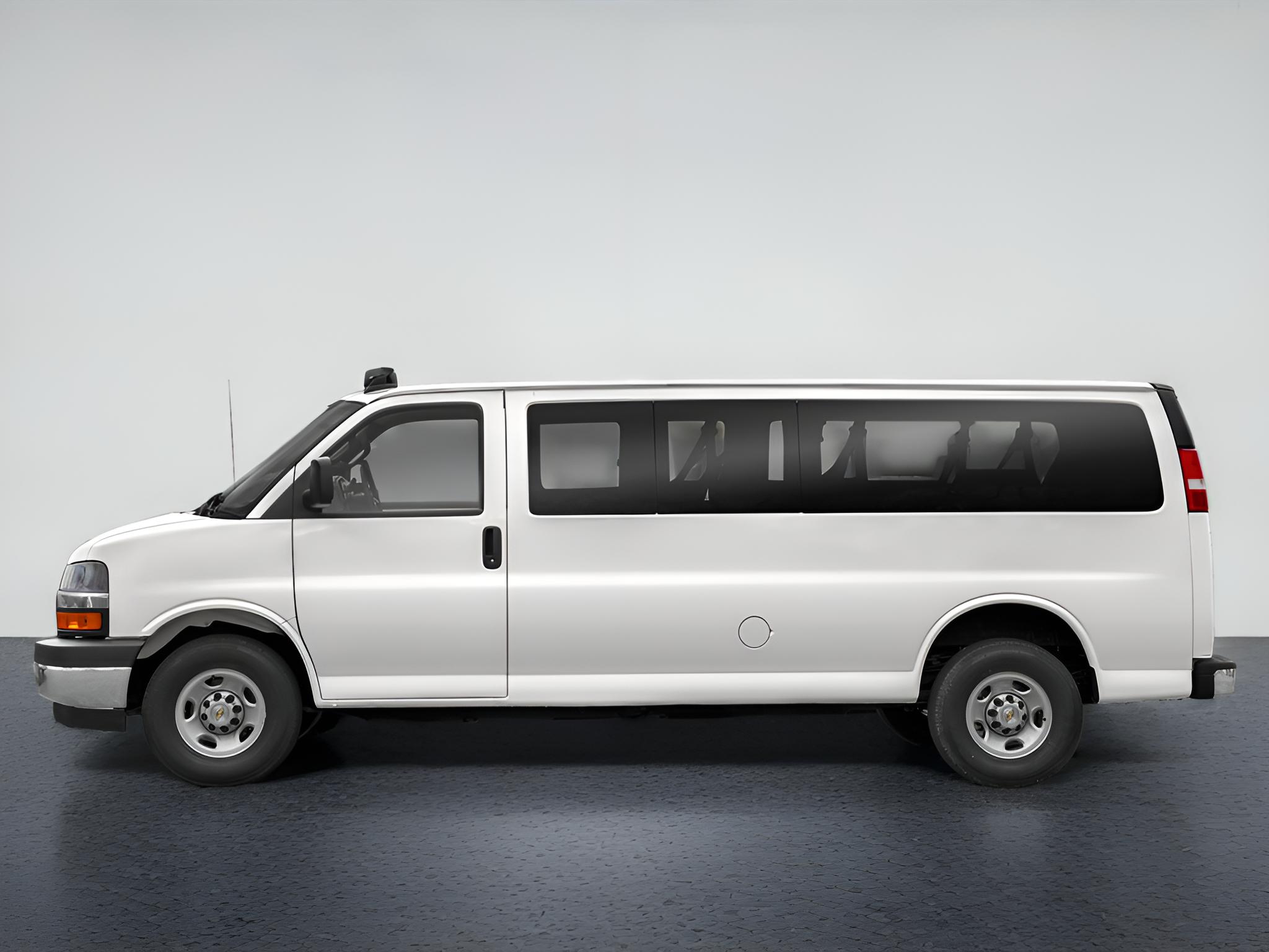 2022 Chevrolet Express Passenger 1LS