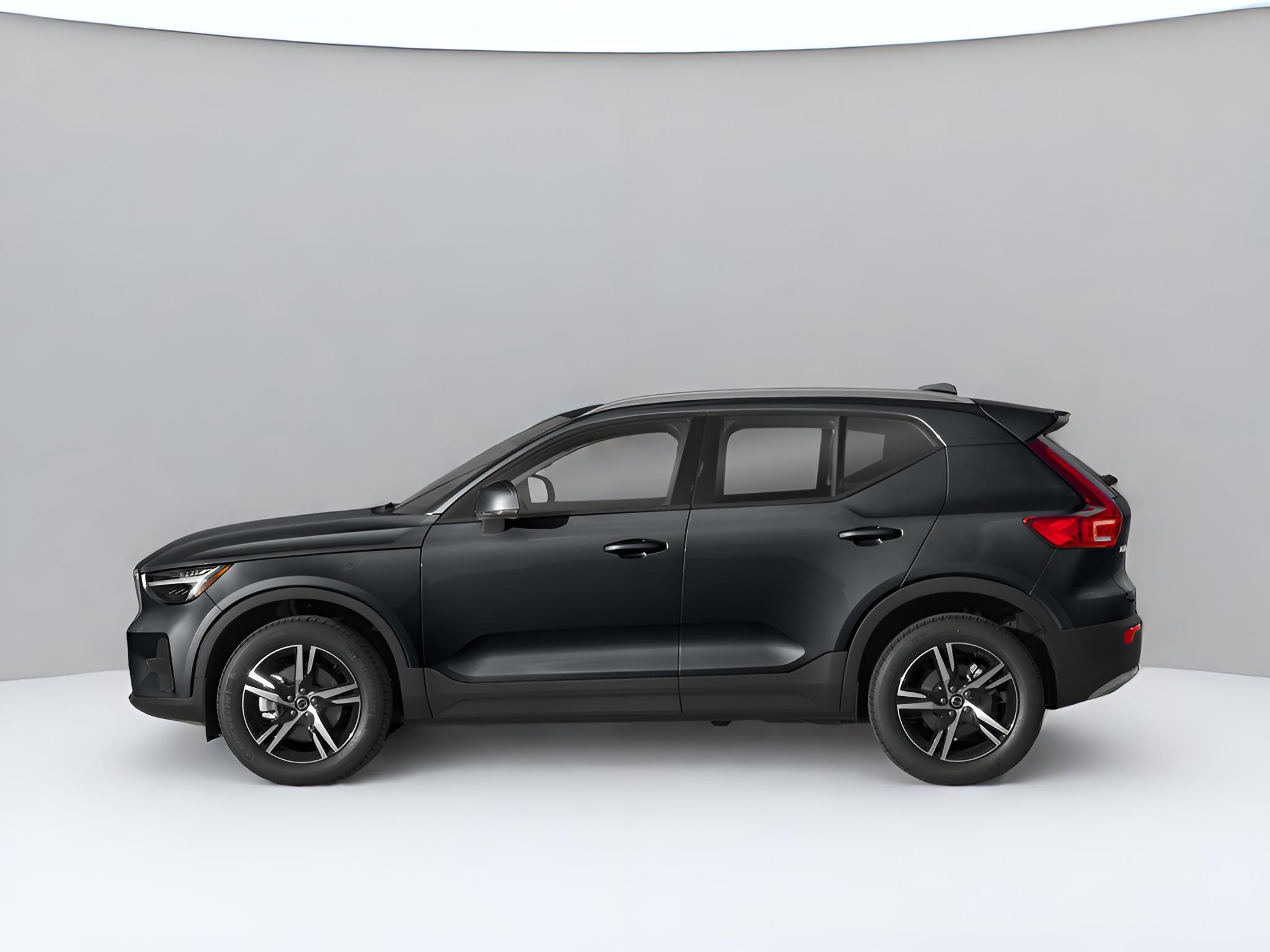 2023 Volvo XC40 B4 Plus Dark Theme