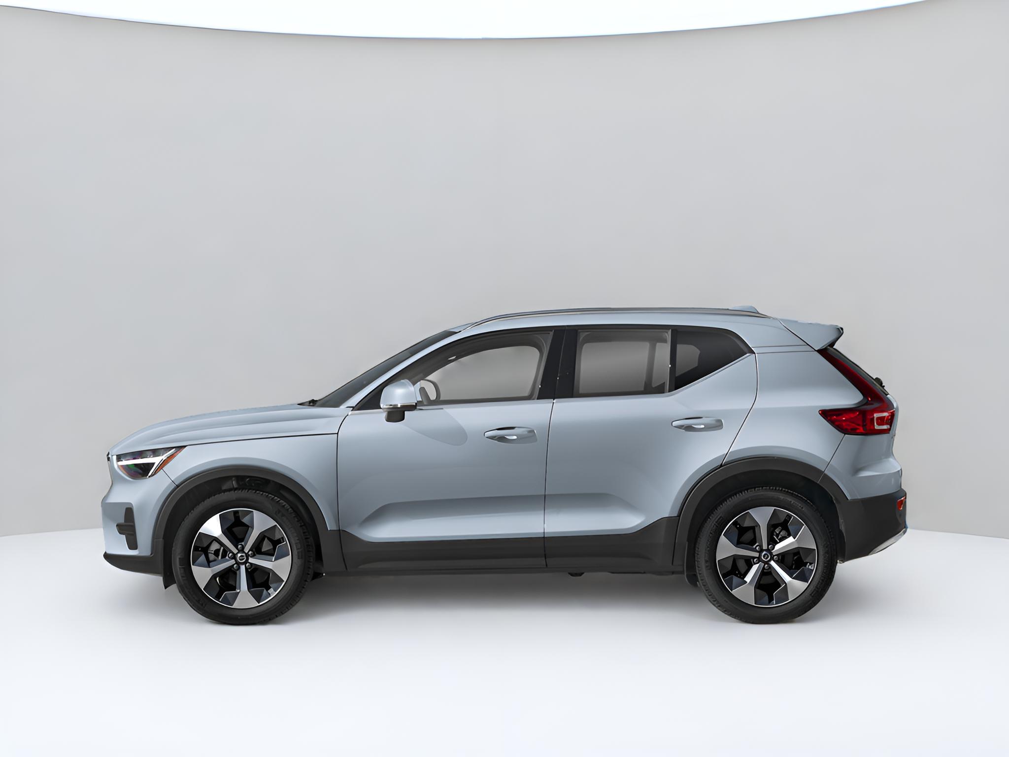 2025 Volvo XC40 B5 Plus Bright Theme