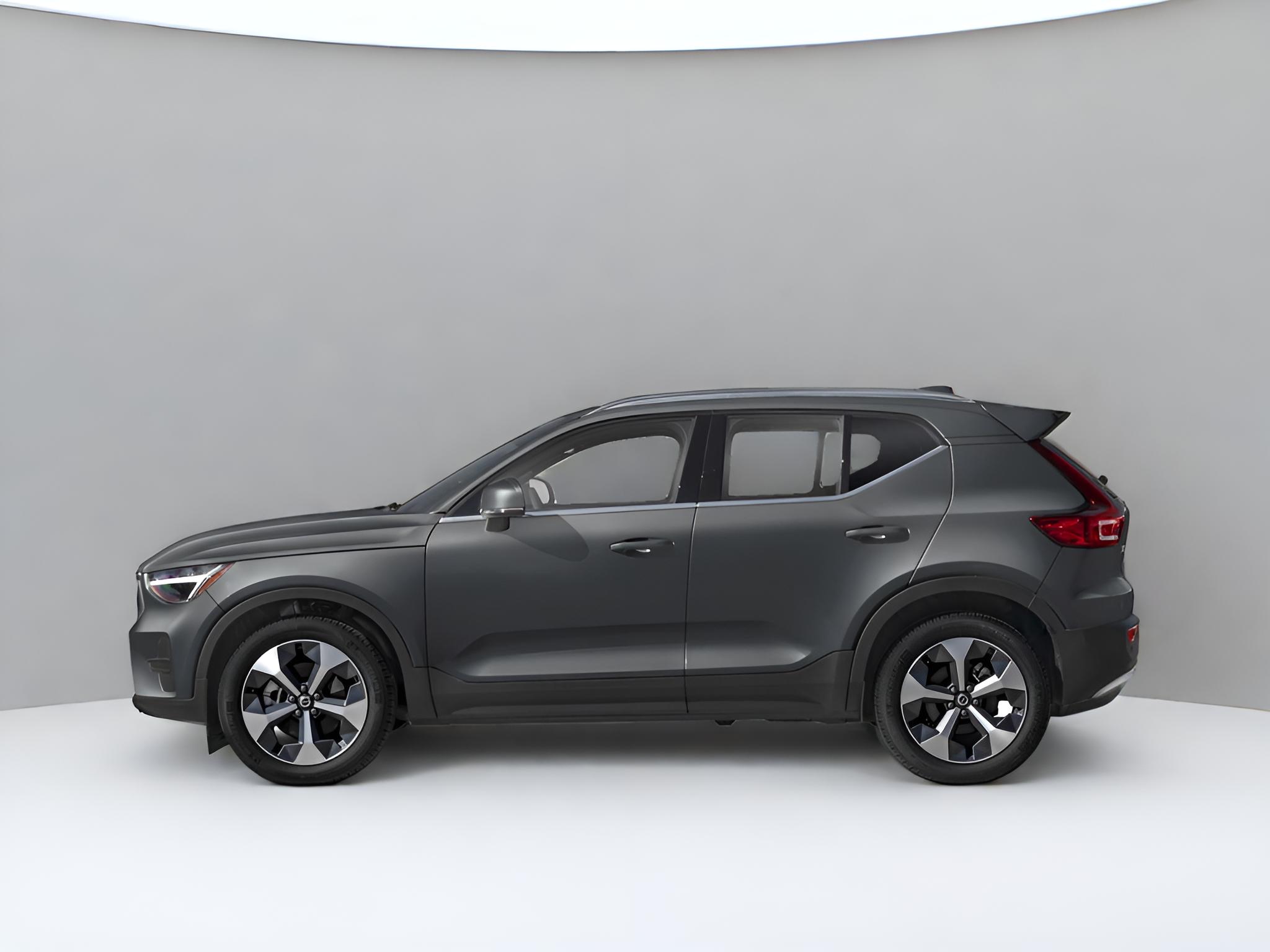 2025 Volvo XC40 B5 Plus Bright Theme