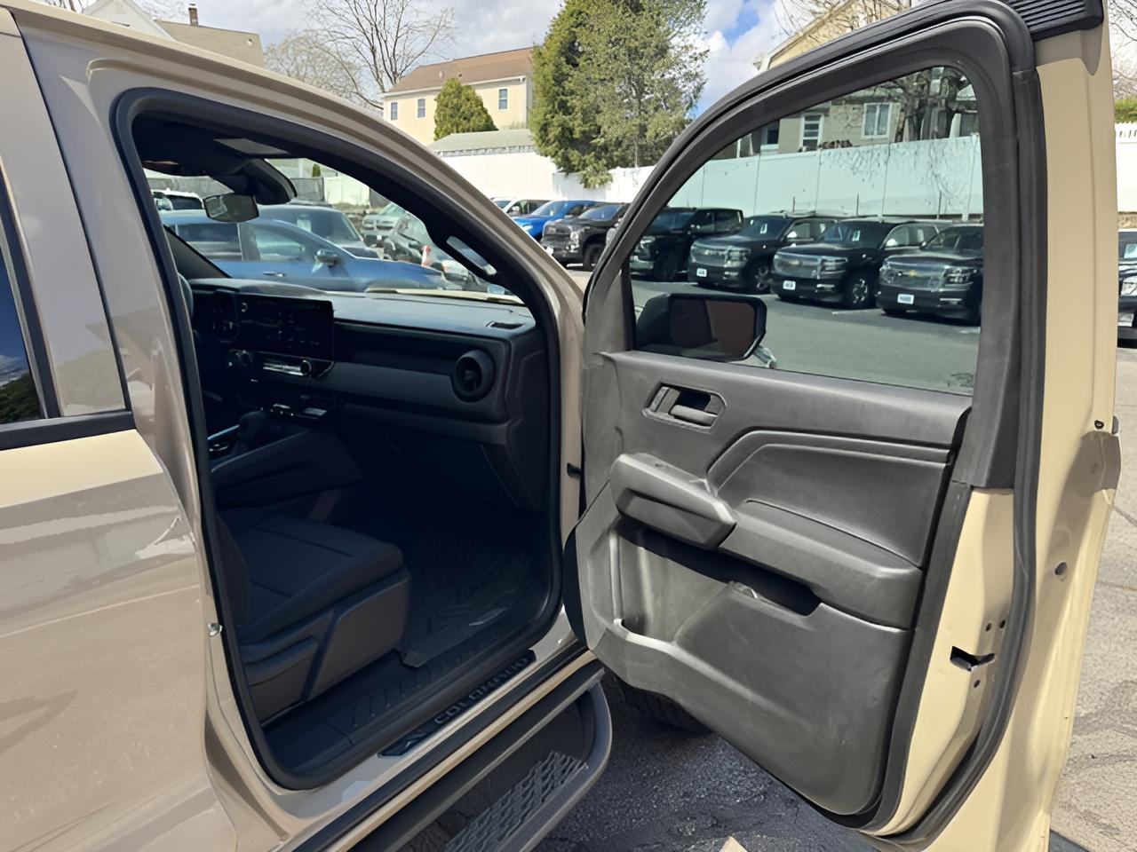 2023 Chevrolet Colorado 4WD Trail Boss, Dark Essentials Pkg, Assist Steps,