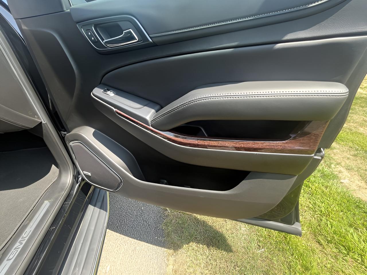 2019 GMC Yukon SLT, 2nd Row Buckets,
