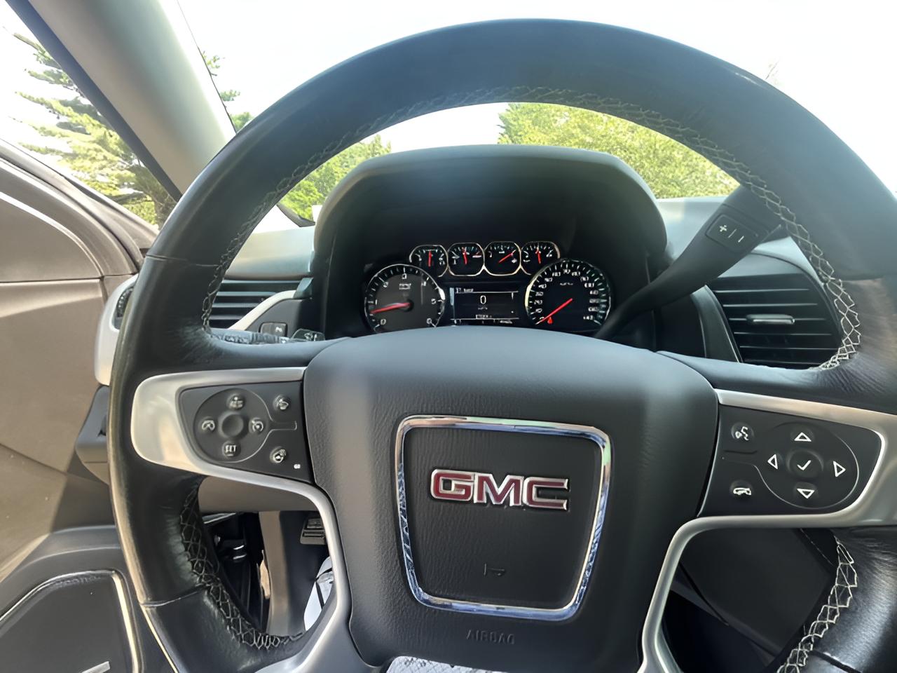 2019 GMC Yukon SLT, 2nd Row Buckets,