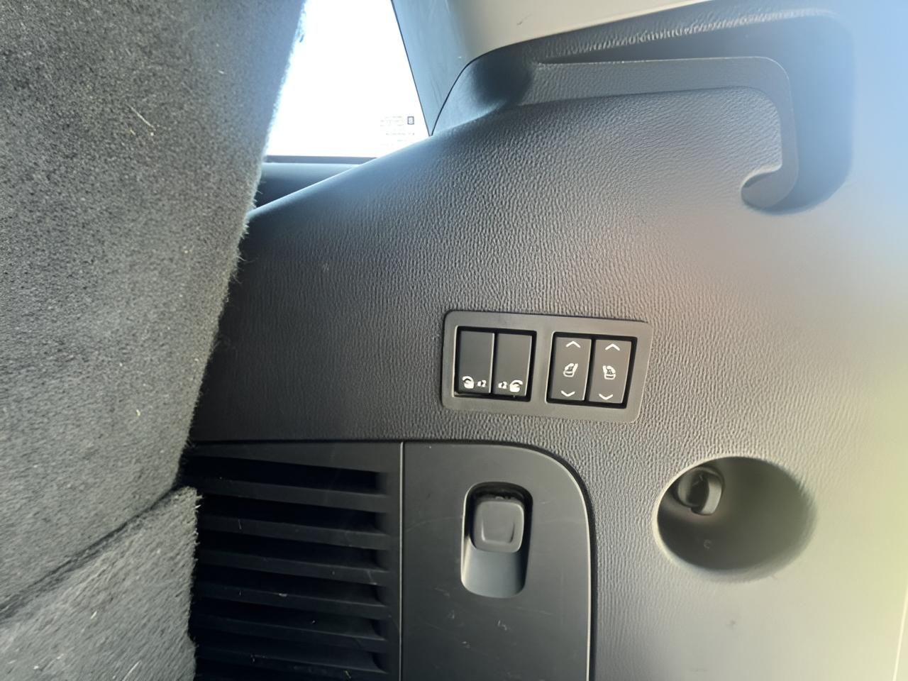 2019 GMC Yukon SLT, 2nd Row Buckets,