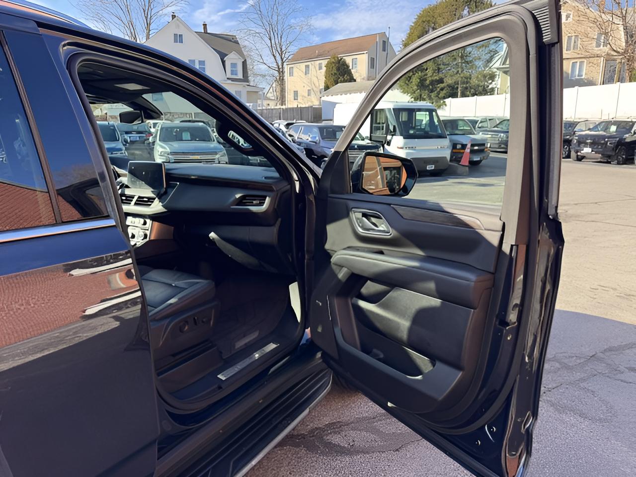 2022 Chevrolet Suburban LT, Luxury pkg, Panoramic Sunroof, 2nd Row Buckets,