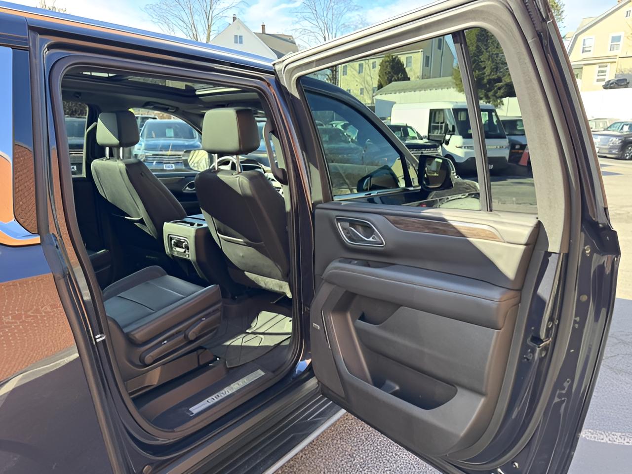 2022 Chevrolet Suburban LT, Luxury pkg, Panoramic Sunroof, 2nd Row Buckets,