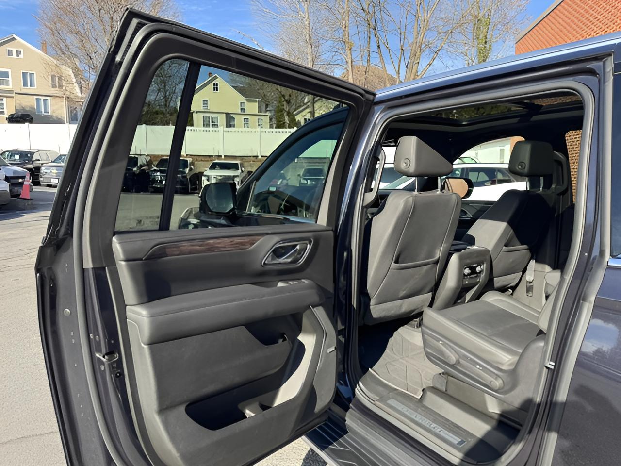 2022 Chevrolet Suburban LT, Luxury pkg, Panoramic Sunroof, 2nd Row Buckets,