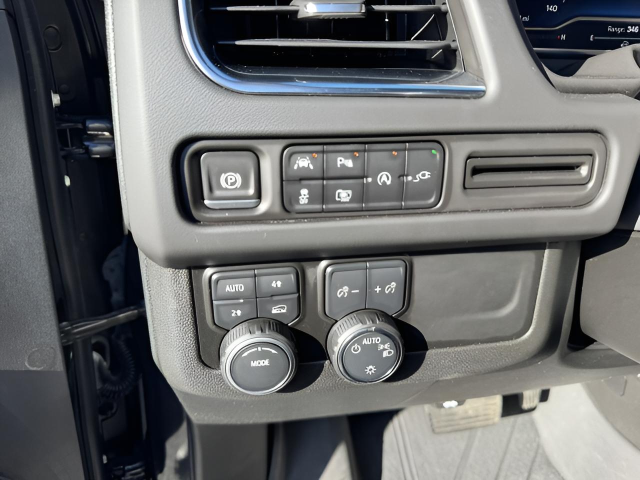 2022 Chevrolet Suburban LT, Luxury pkg, Panoramic Sunroof, 2nd Row Buckets,