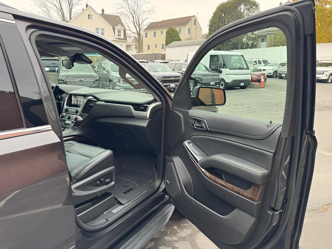 2017 Chevrolet Suburban LT, 2nd Row Buckets, Brand NEW GM Transmission with warranty