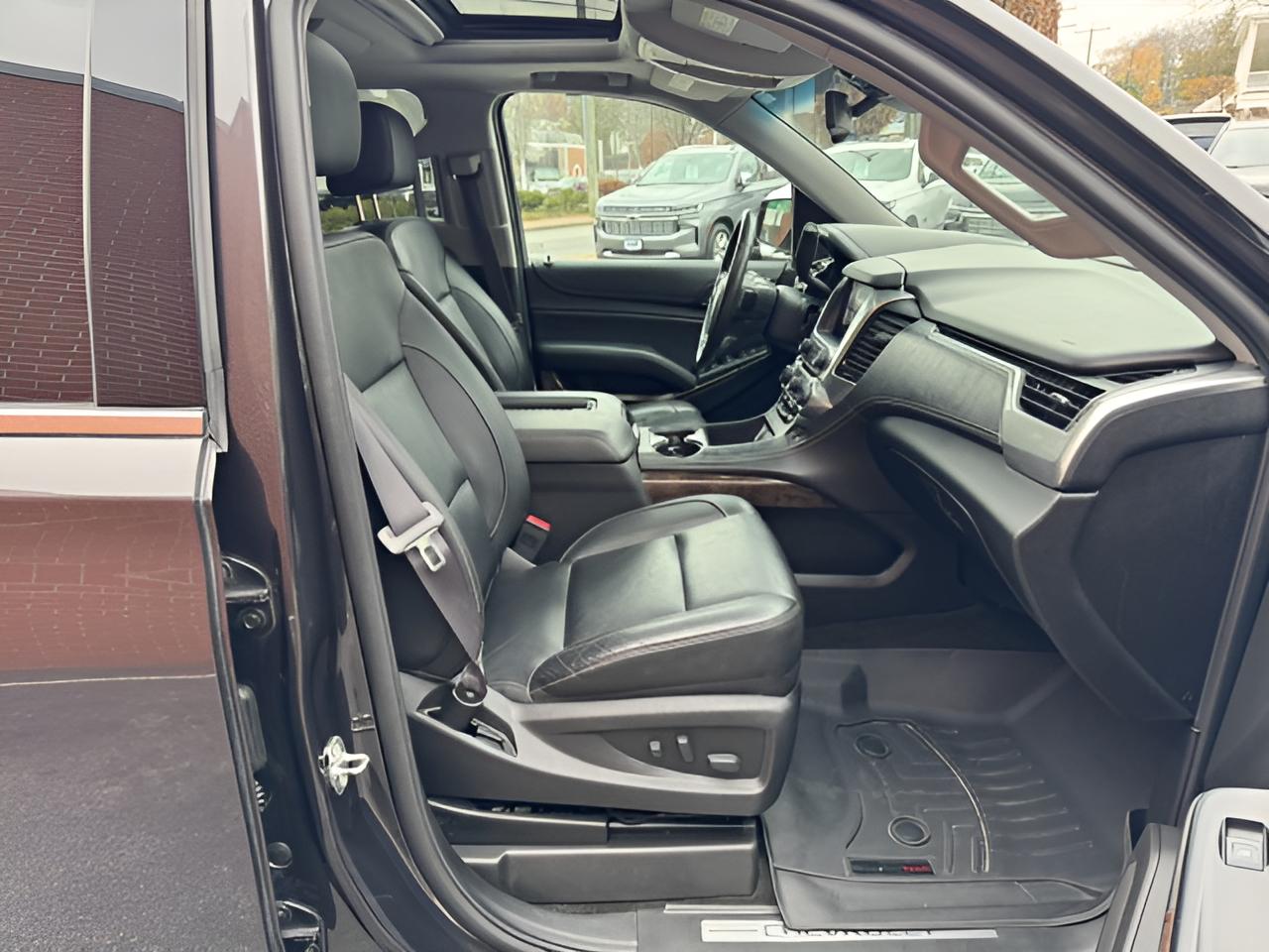 2017 Chevrolet Suburban LT, 2nd Row Buckets, Brand NEW GM Transmission with warranty