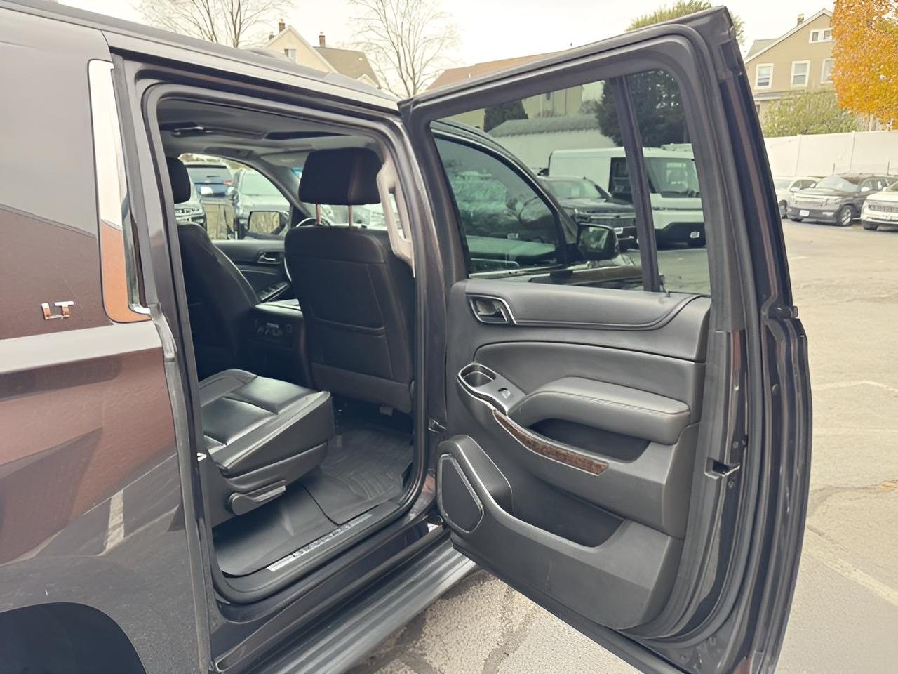 2017 Chevrolet Suburban LT, 2nd Row Buckets, Brand NEW GM Transmission with warranty