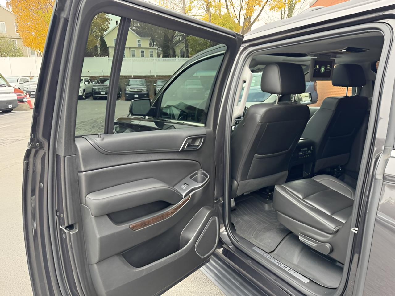 2017 Chevrolet Suburban LT, 2nd Row Buckets, Brand NEW GM Transmission with warranty