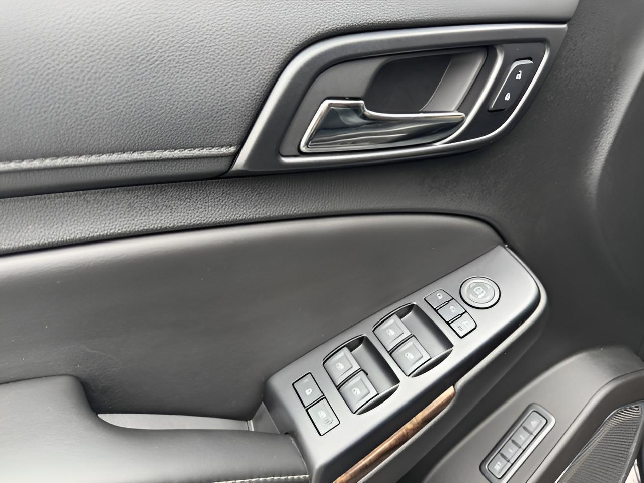 2017 Chevrolet Suburban LT, 2nd Row Buckets, Brand NEW GM Transmission with warranty