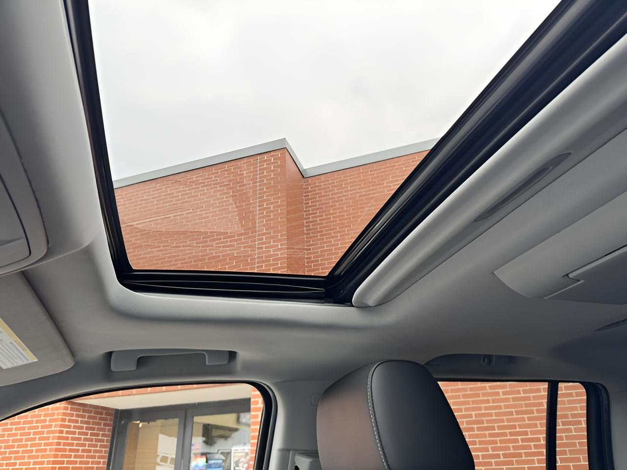 2017 Chevrolet Suburban LT, 2nd Row Buckets, Brand NEW GM Transmission with warranty