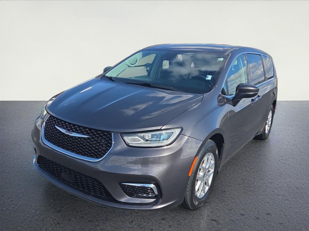 2023 Chrysler Pacifica Touring L's photo