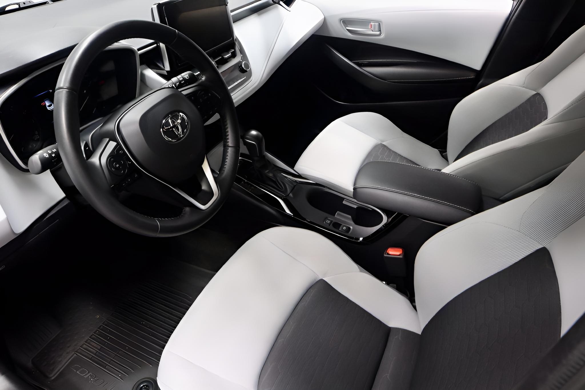 2025 Toyota Corolla Hatchback SE