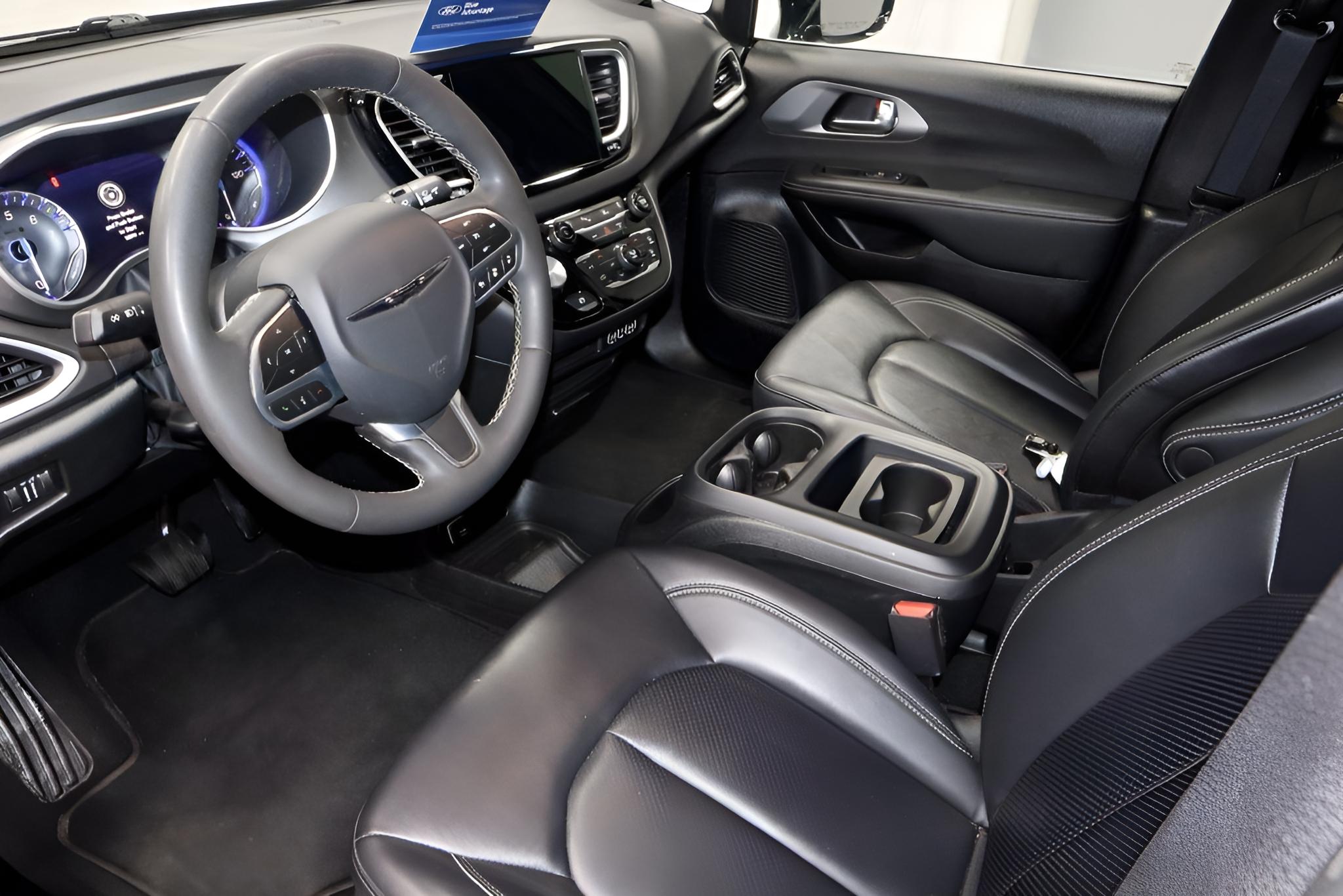 2025 Chrysler Pacifica Select
