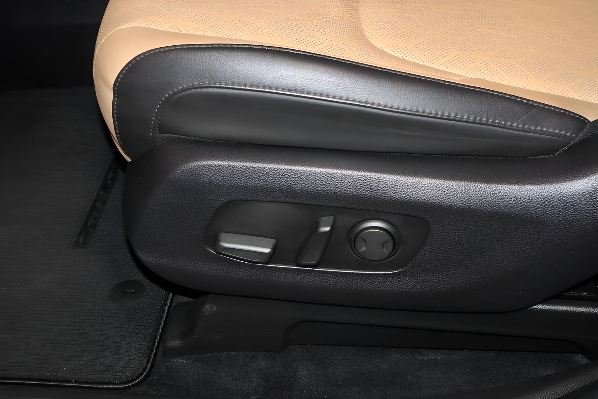 2024 Kia Carnival LX Seat Package