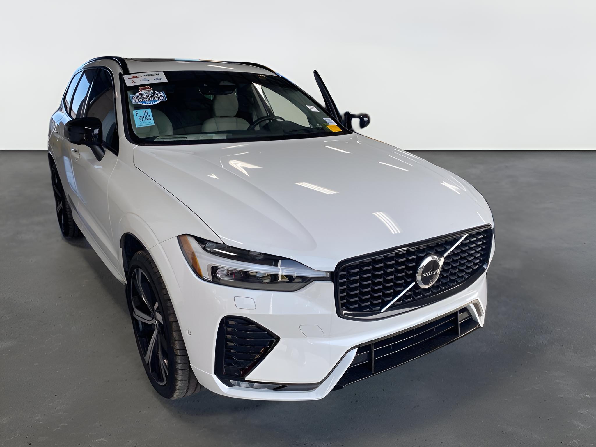 2024 Volvo XC60 B5 Ultimate Dark Theme