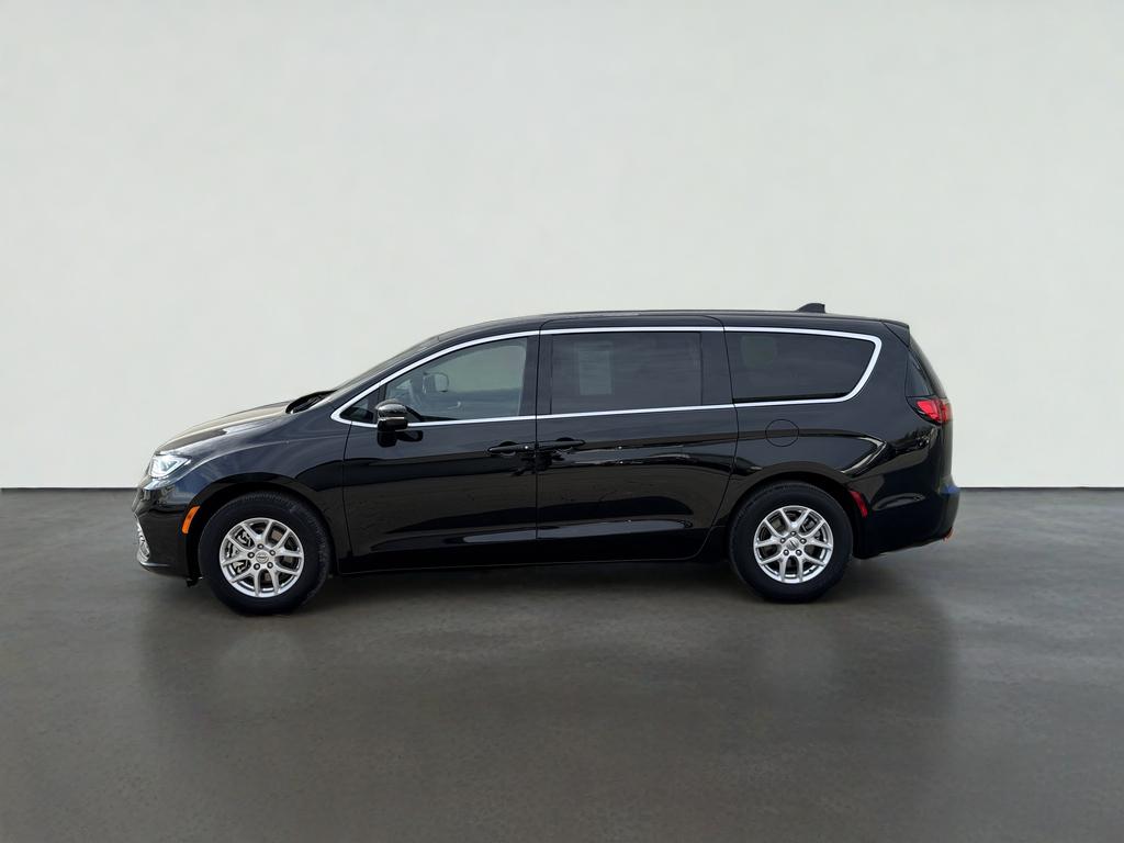 2025 Chrysler Pacifica Select's photo