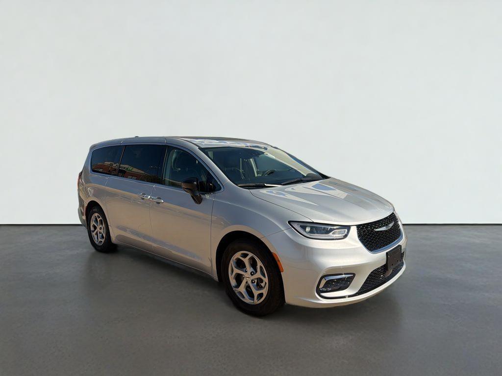 2024 Chrysler Pacifica Limited's photo