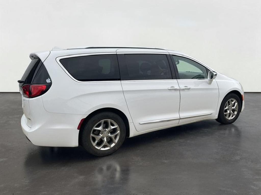 Used 2018 Chrysler Pacifica Limited with VIN 2C4RC1GG1JR186792 for sale in Springfield, MI