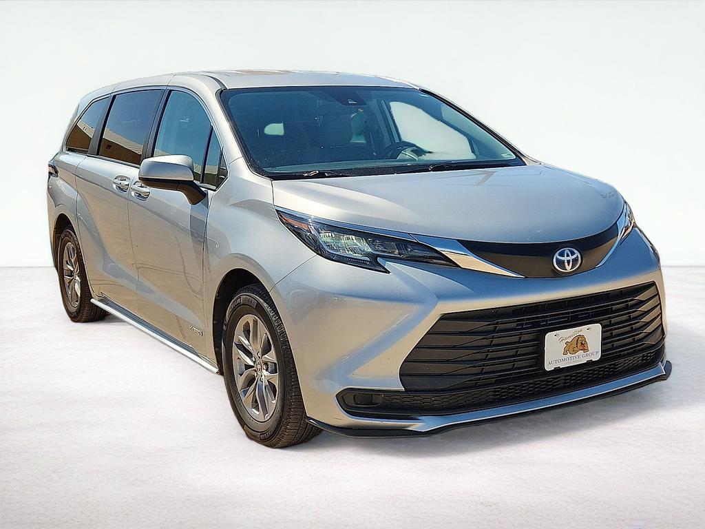2021 Toyota Sienna LE 8 Passenger
