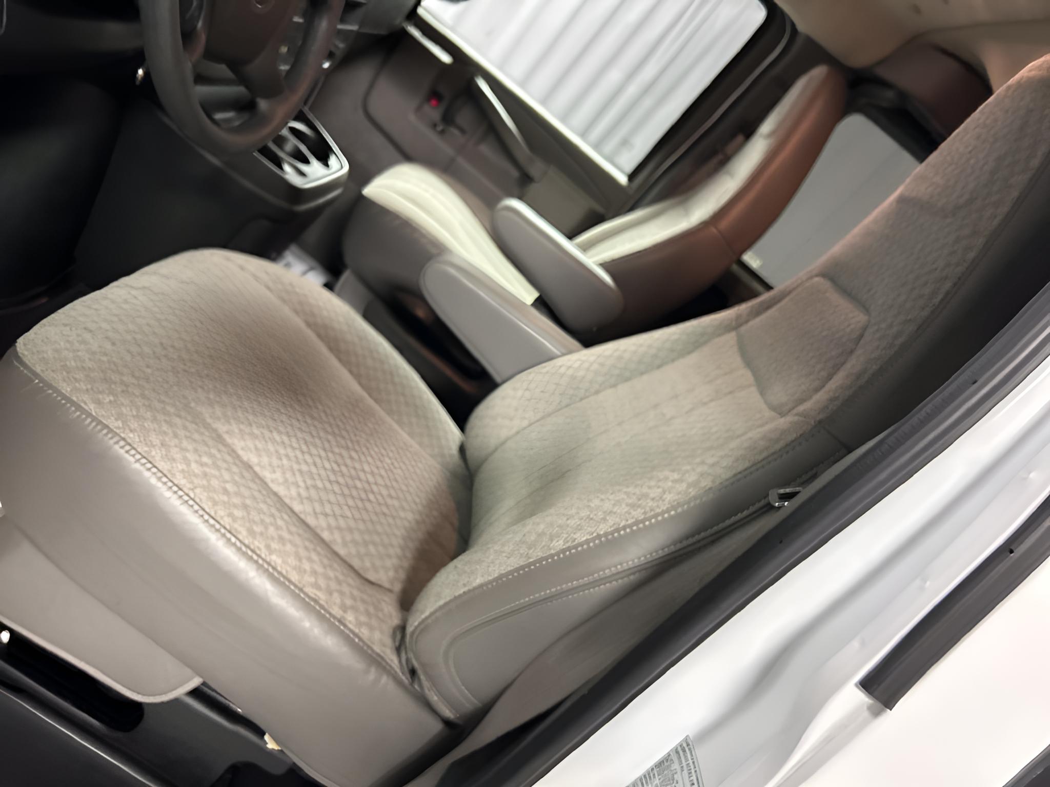 2025 Chevrolet Express Passenger 1LT