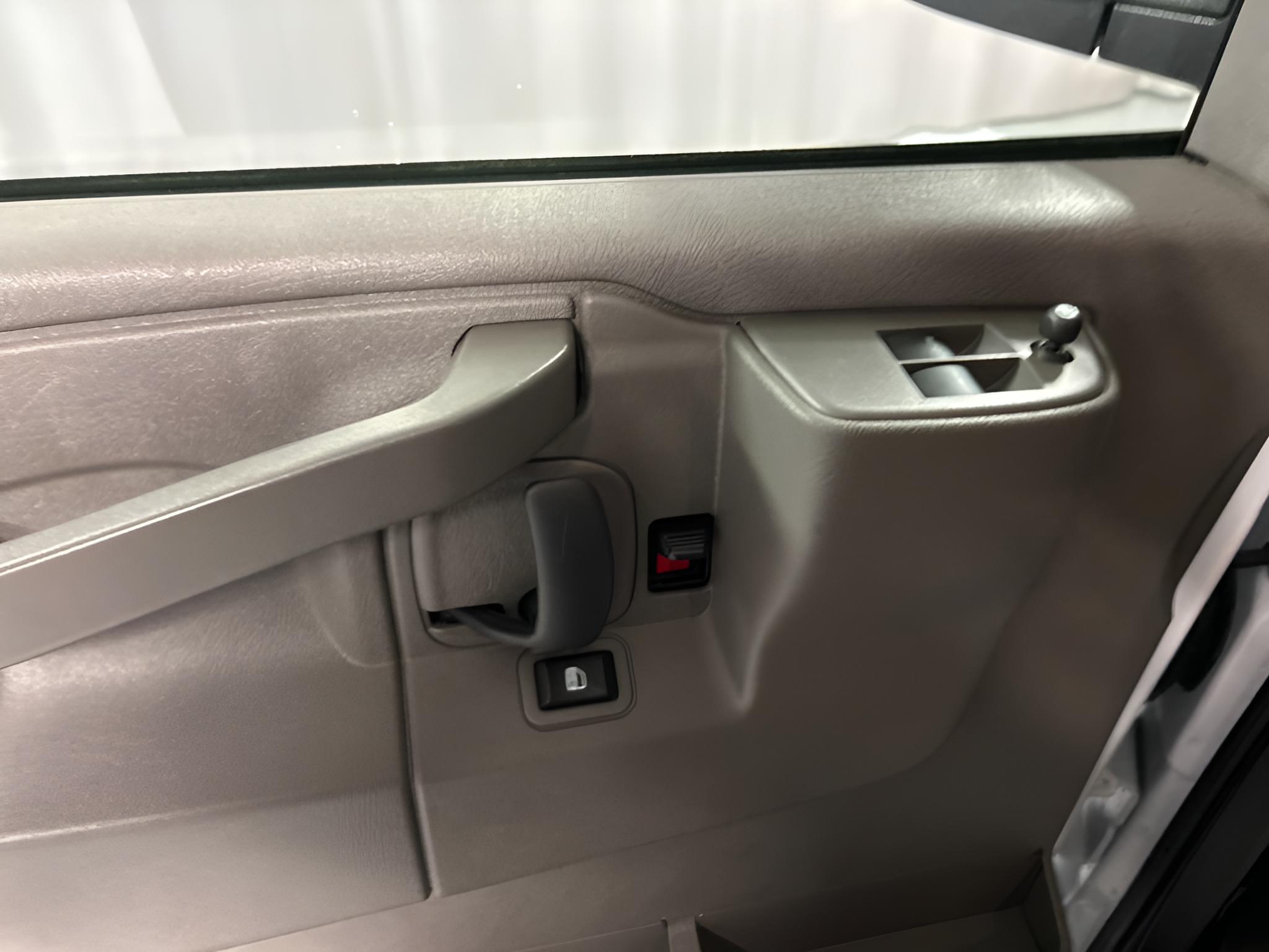 2025 Chevrolet Express Passenger 1LT