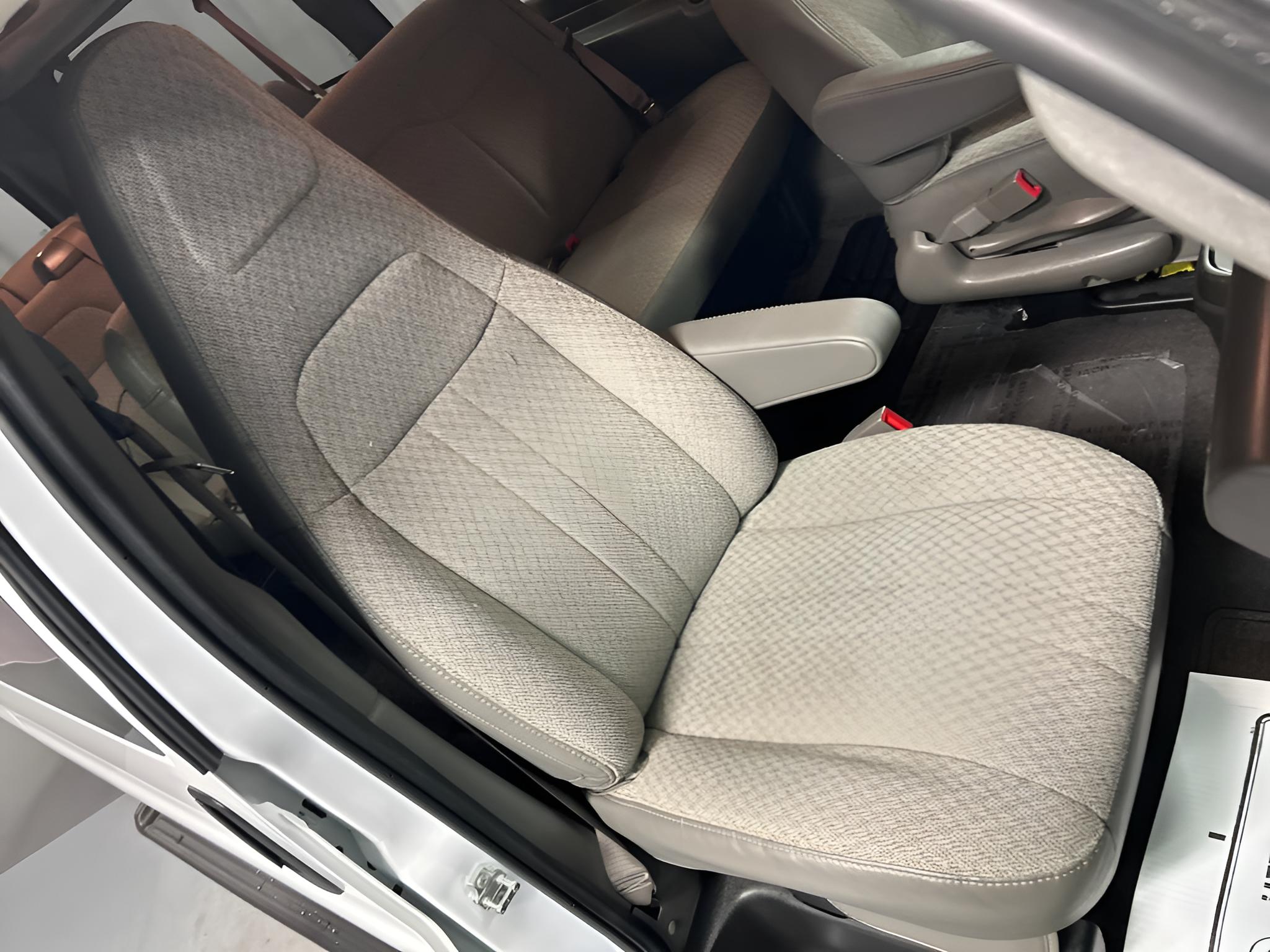 2025 Chevrolet Express Passenger 1LT