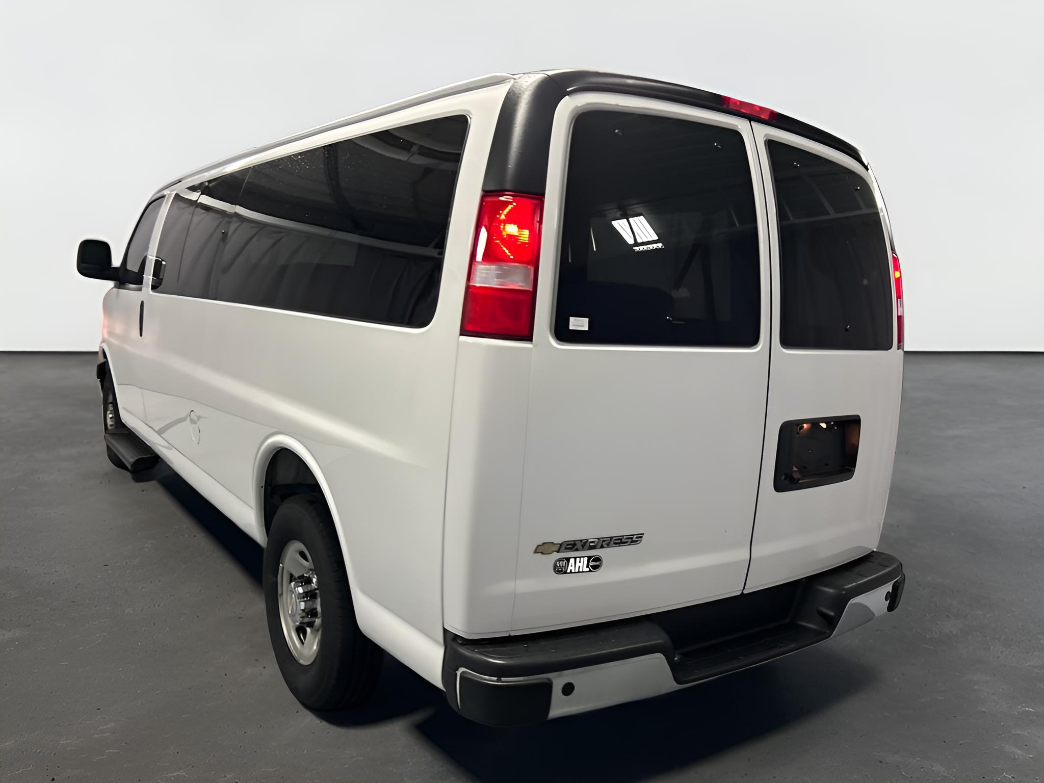 2025 Chevrolet Express Passenger 1LT