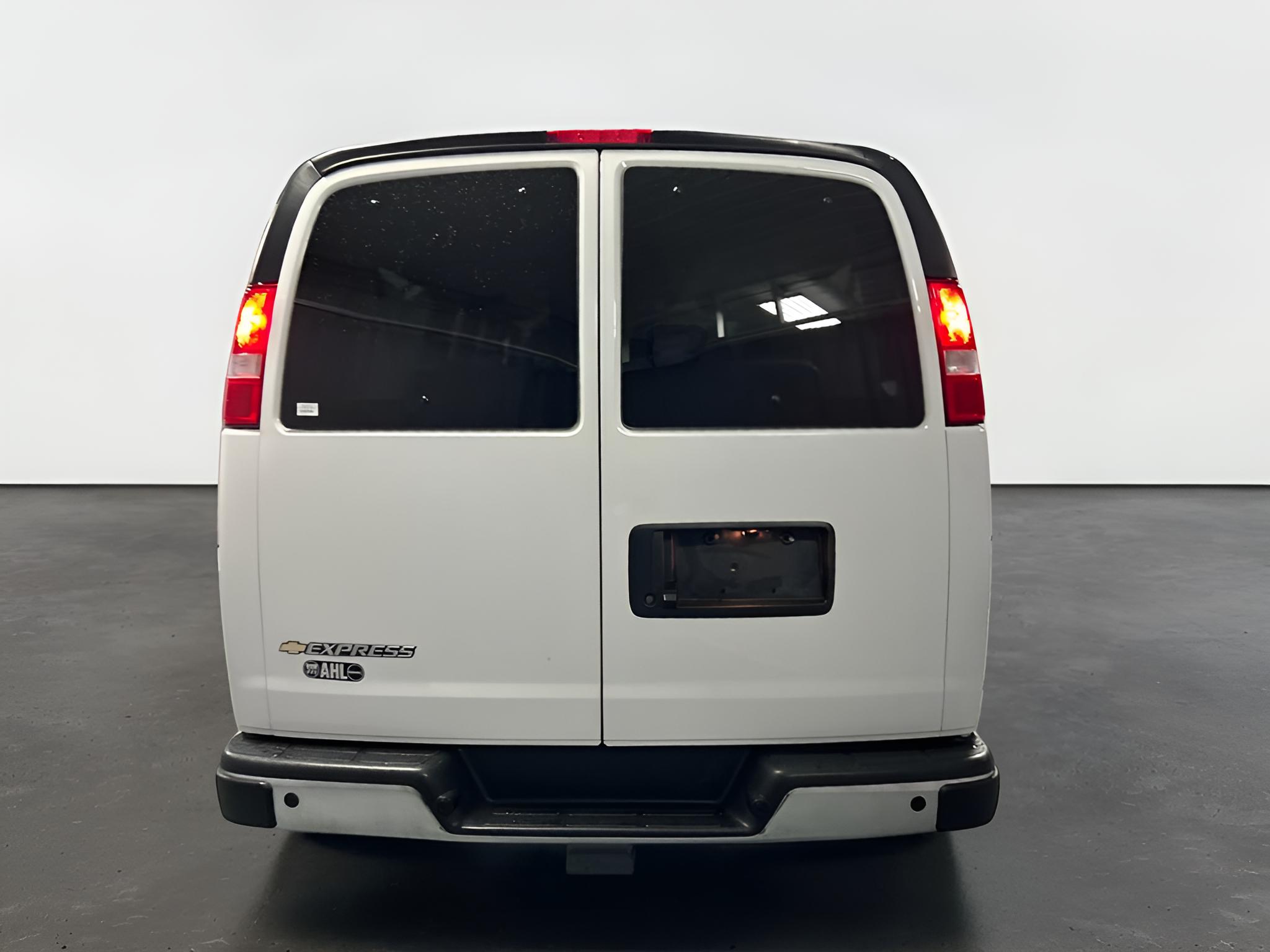 2025 Chevrolet Express Passenger 1LT