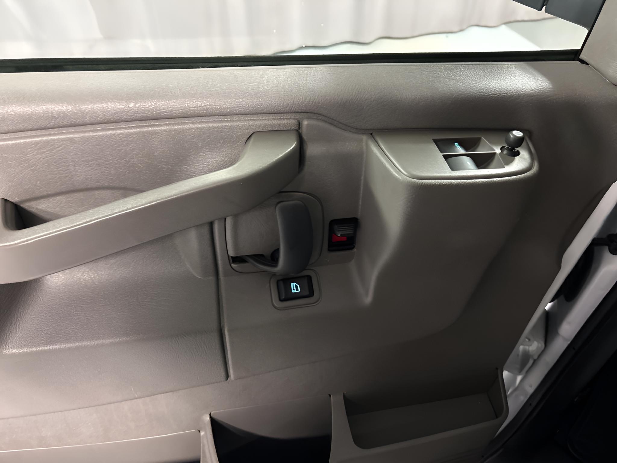 2025 Chevrolet Express Passenger 1LT