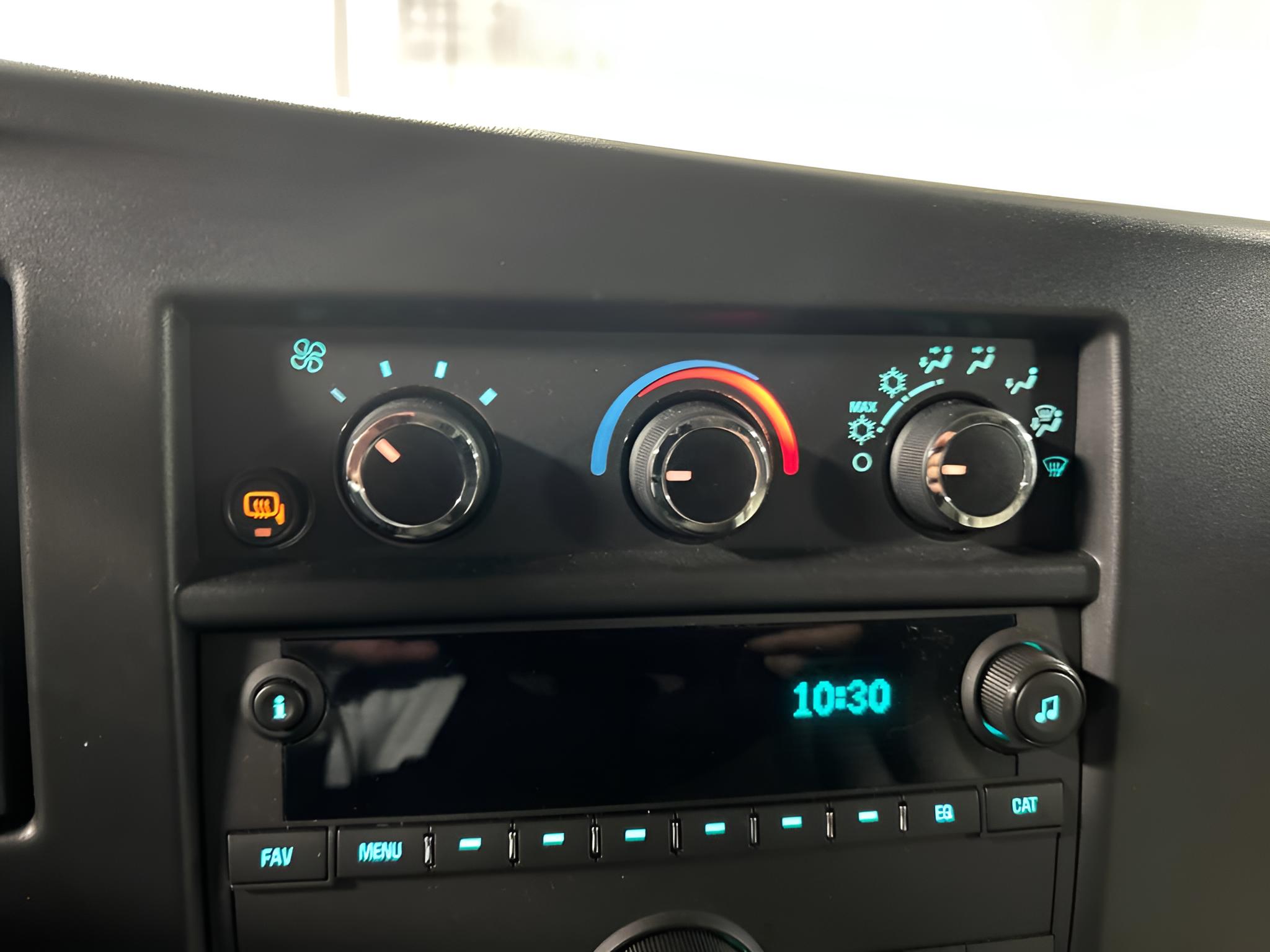 2025 Chevrolet Express Passenger 1LT