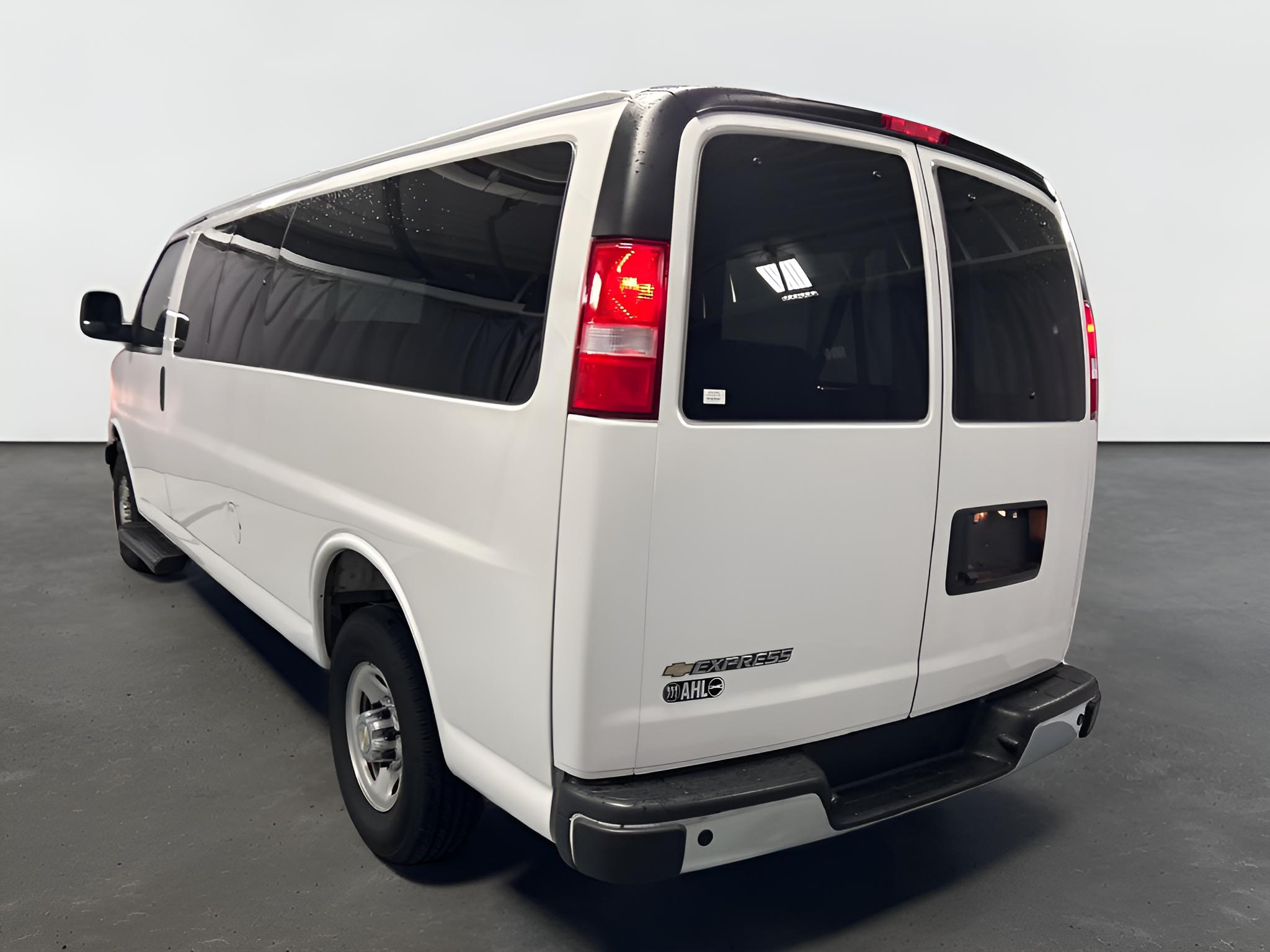 2025 Chevrolet Express Passenger 1LT