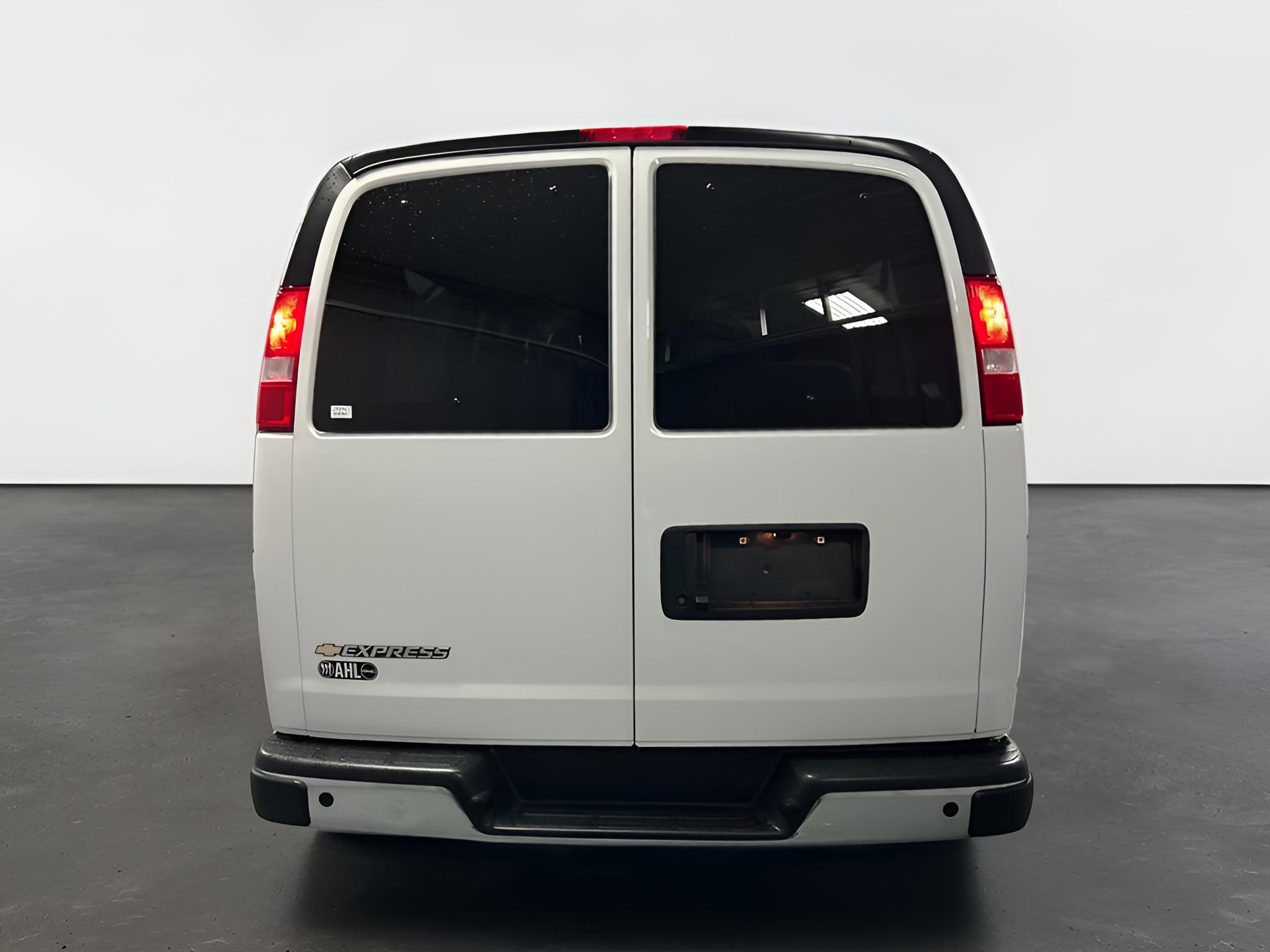 2025 Chevrolet Express Passenger 1LT