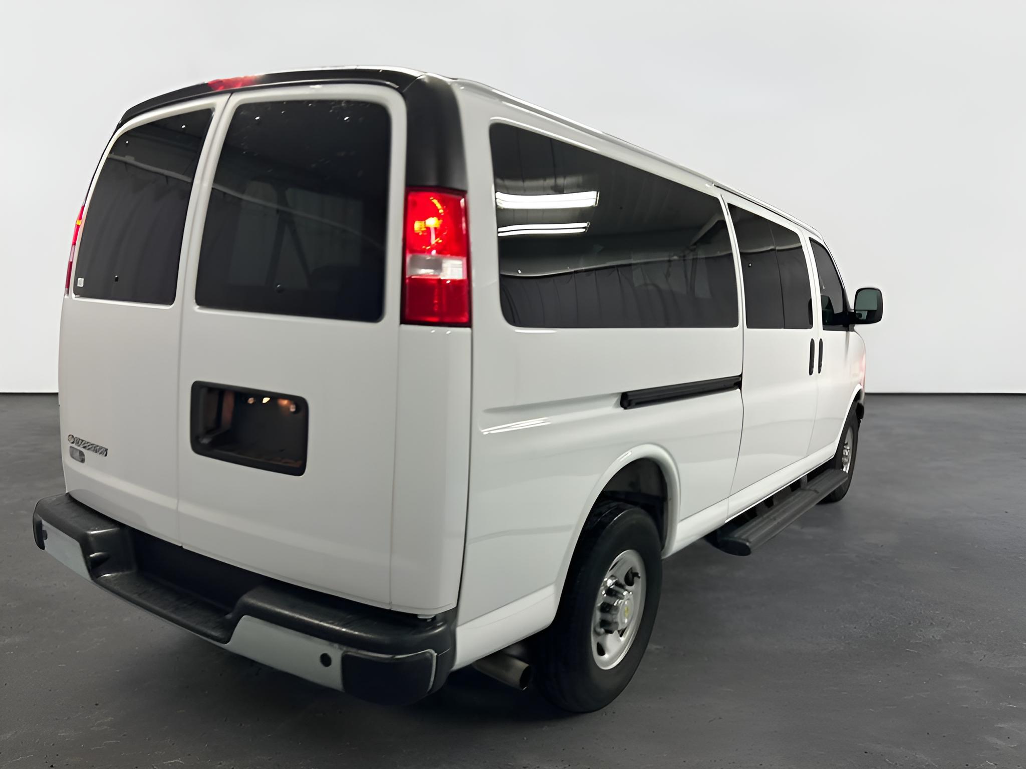 2025 Chevrolet Express Passenger 1LT