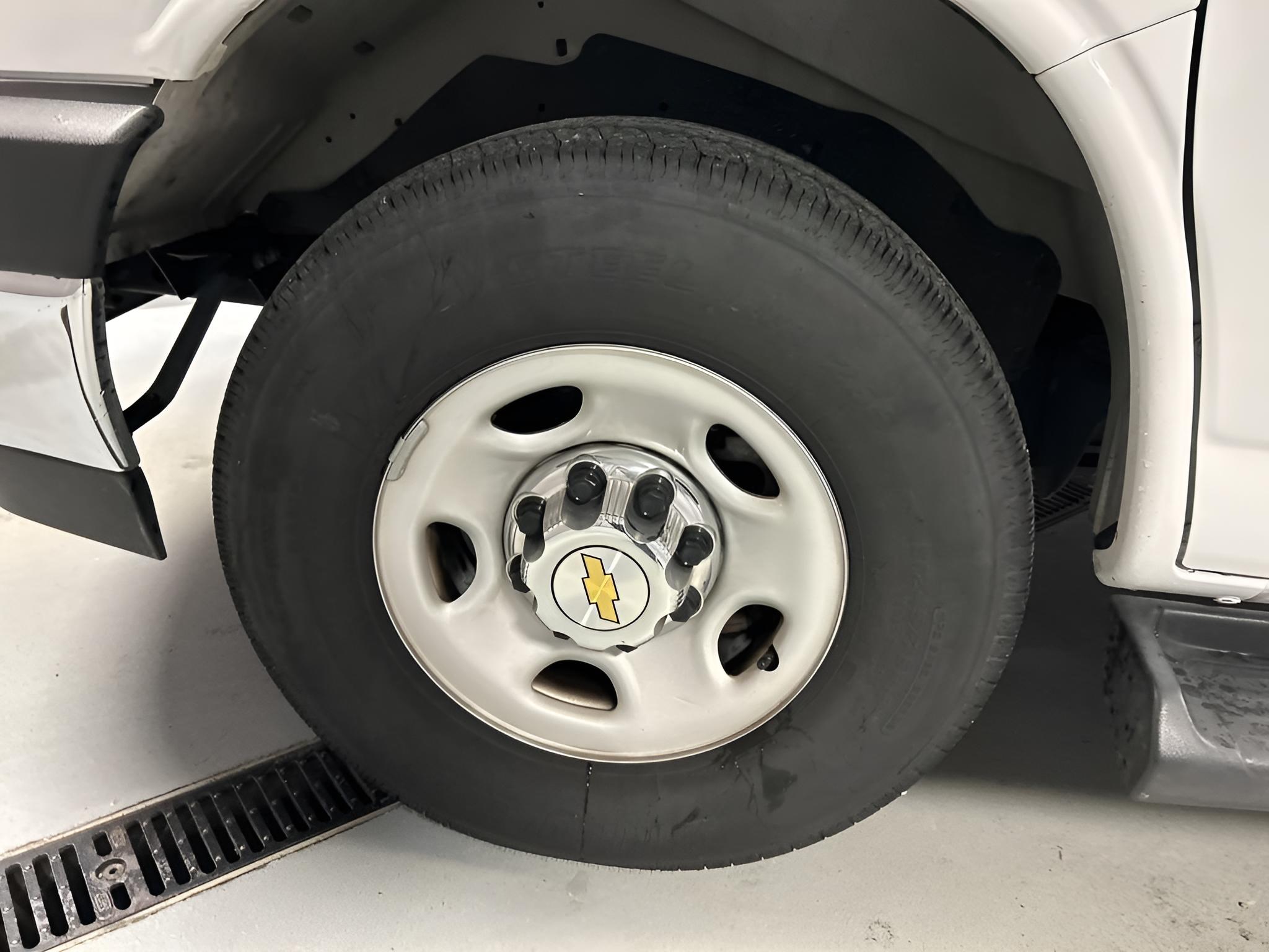2025 Chevrolet Express Passenger 1LT