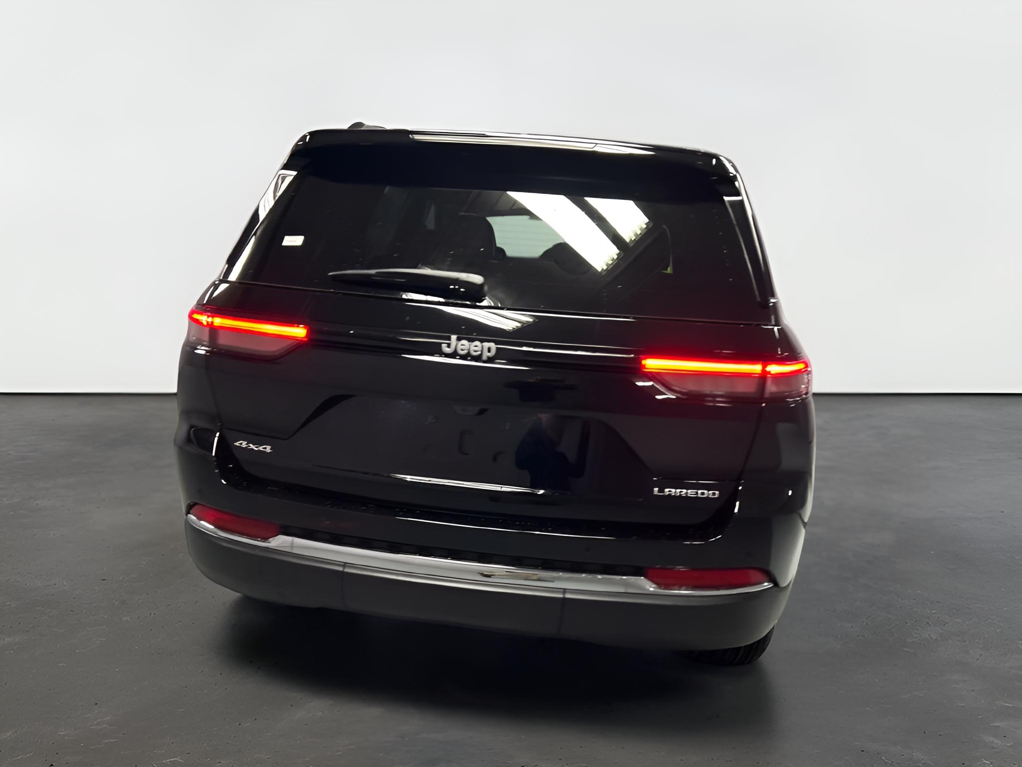 2027 Jeep Grand Cherokee GRAND CHEROKEE LAREDO 4X4