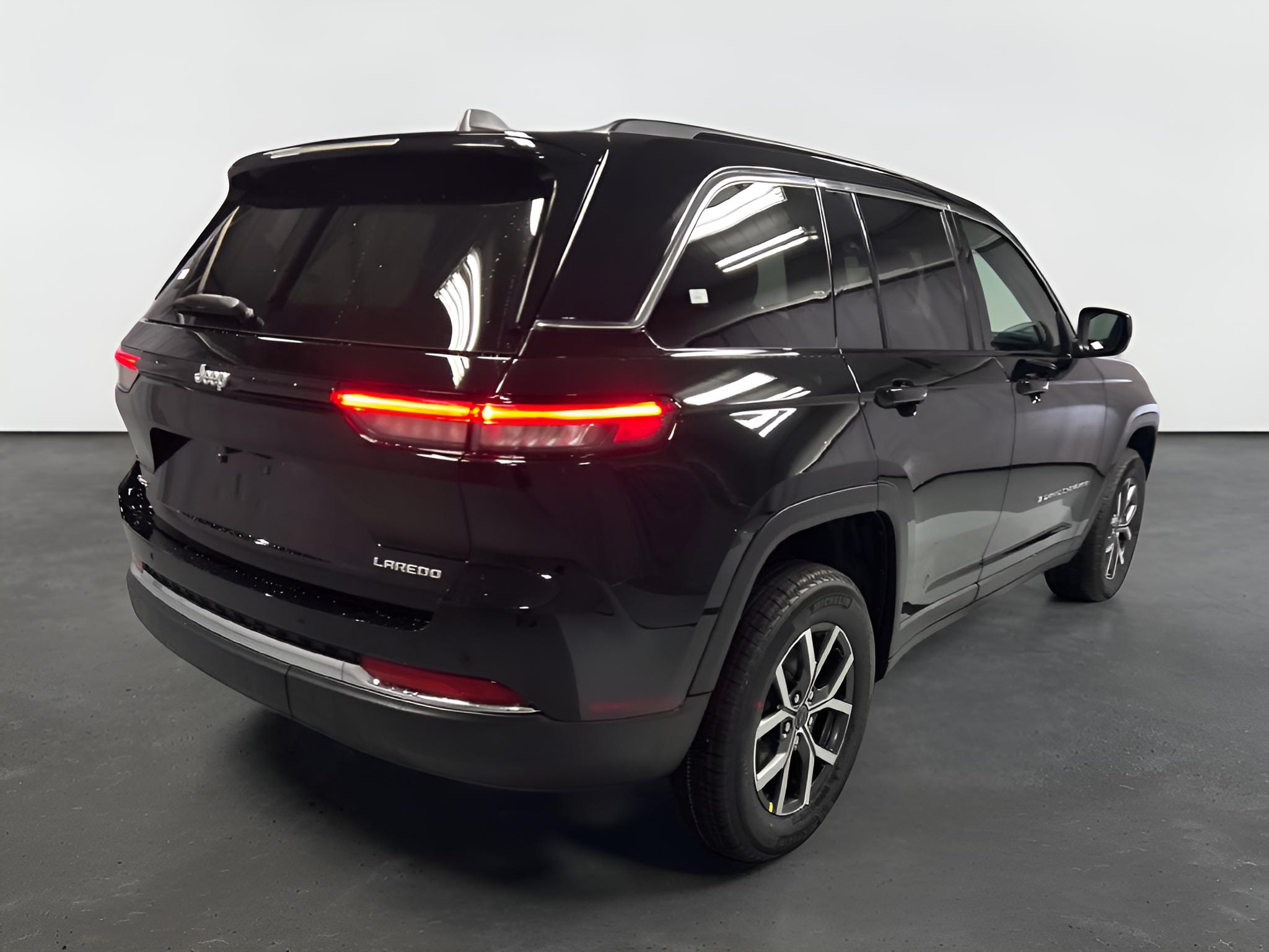2027 Jeep Grand Cherokee GRAND CHEROKEE LAREDO 4X4