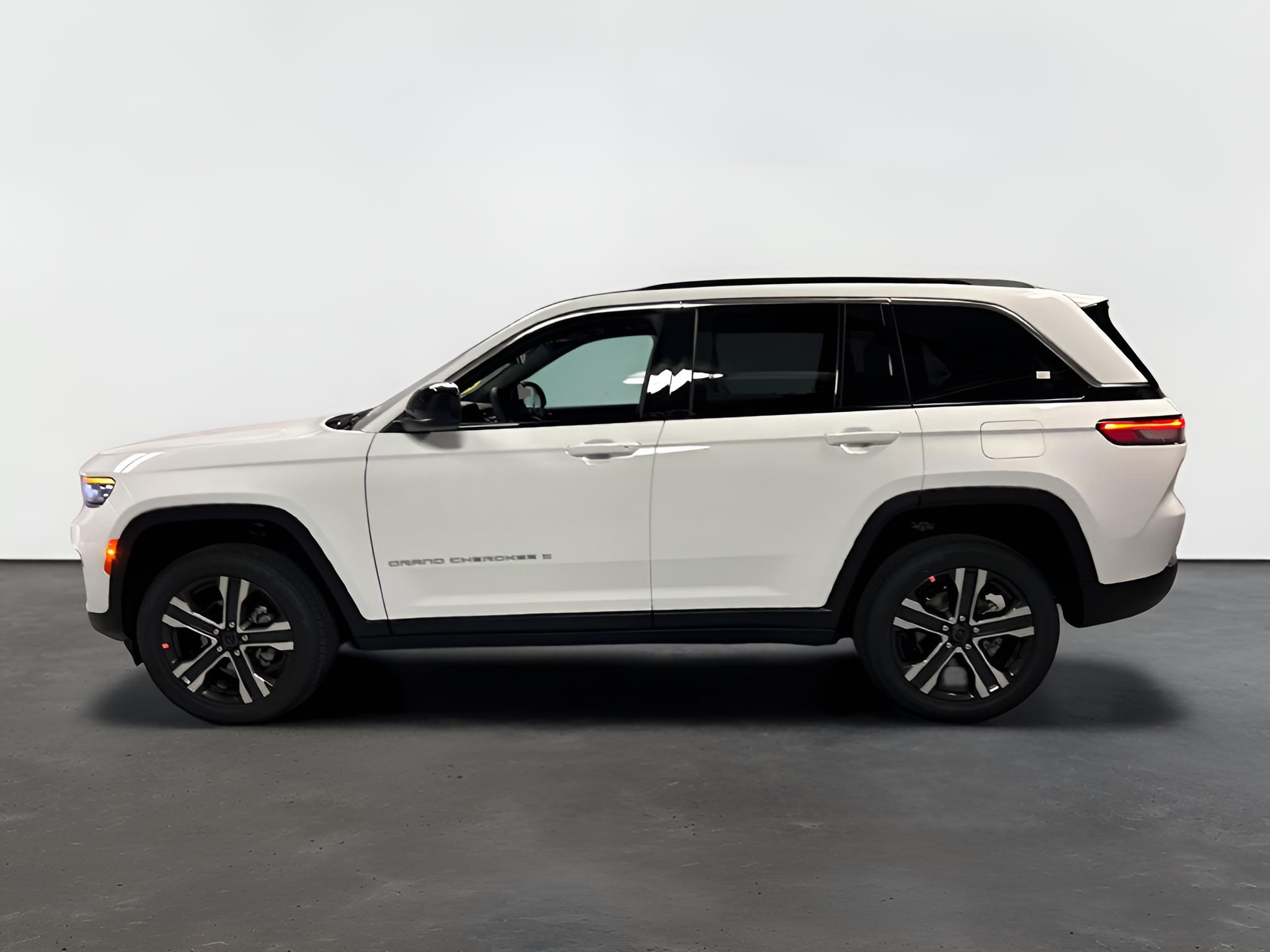 2027 Jeep Grand Cherokee GRAND CHEROKEE LAREDO X 4X4