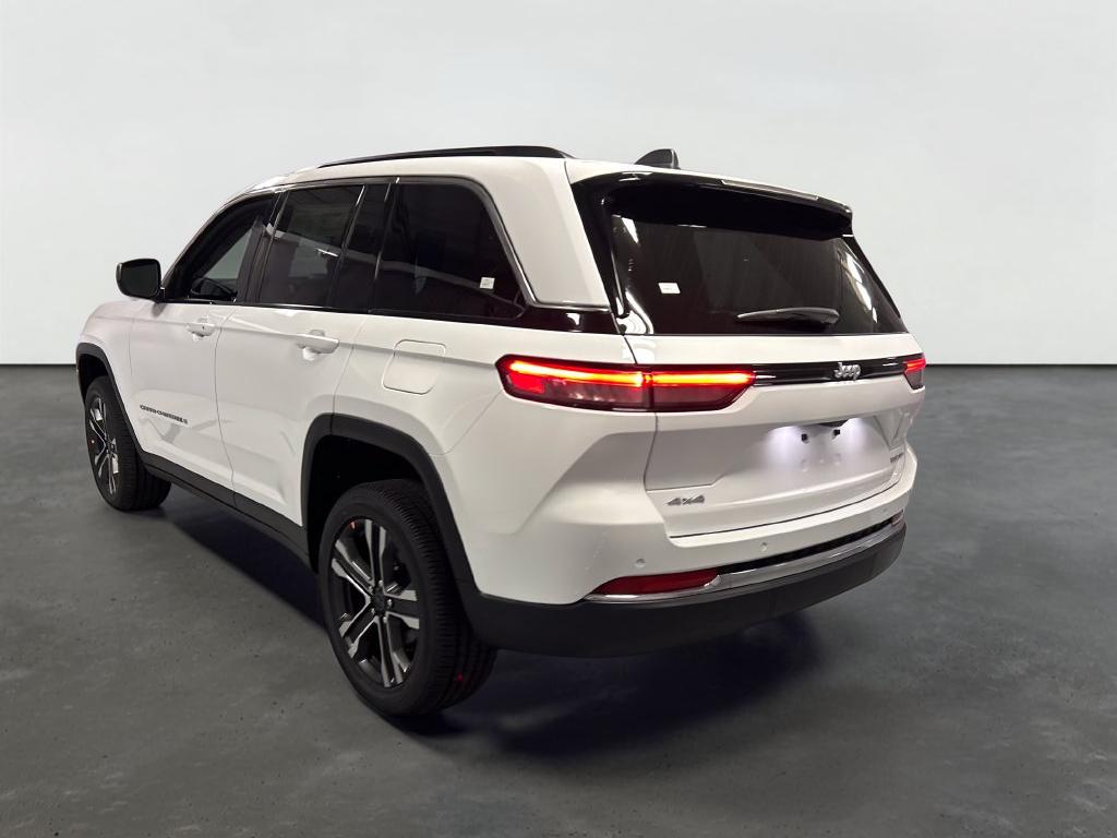 2027 Jeep Grand Cherokee GRAND CHEROKEE LAREDO X 4X4