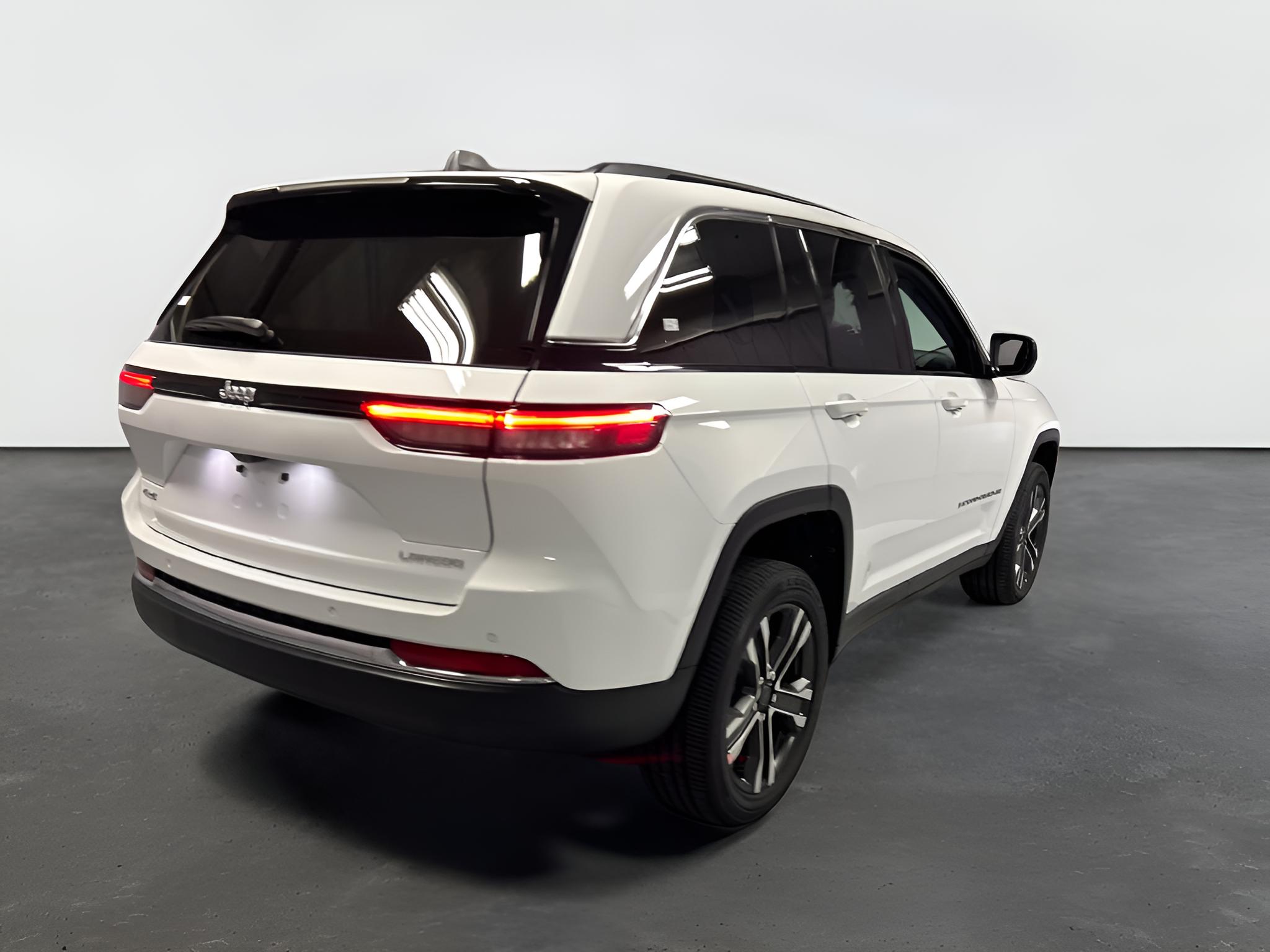 2027 Jeep Grand Cherokee GRAND CHEROKEE LAREDO X 4X4