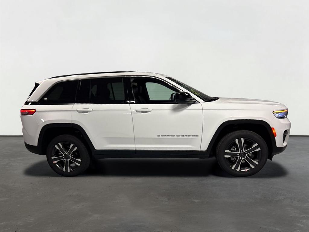 2027 Jeep Grand Cherokee GRAND CHEROKEE LAREDO X 4X4