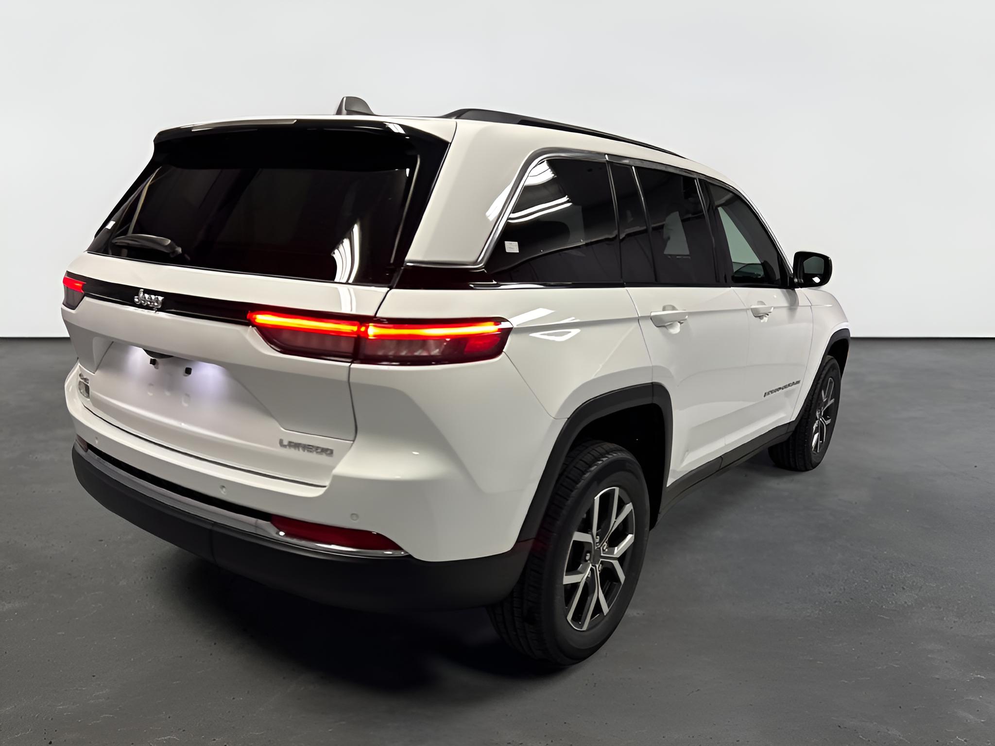 2027 Jeep Grand Cherokee GRAND CHEROKEE LAREDO 4X4