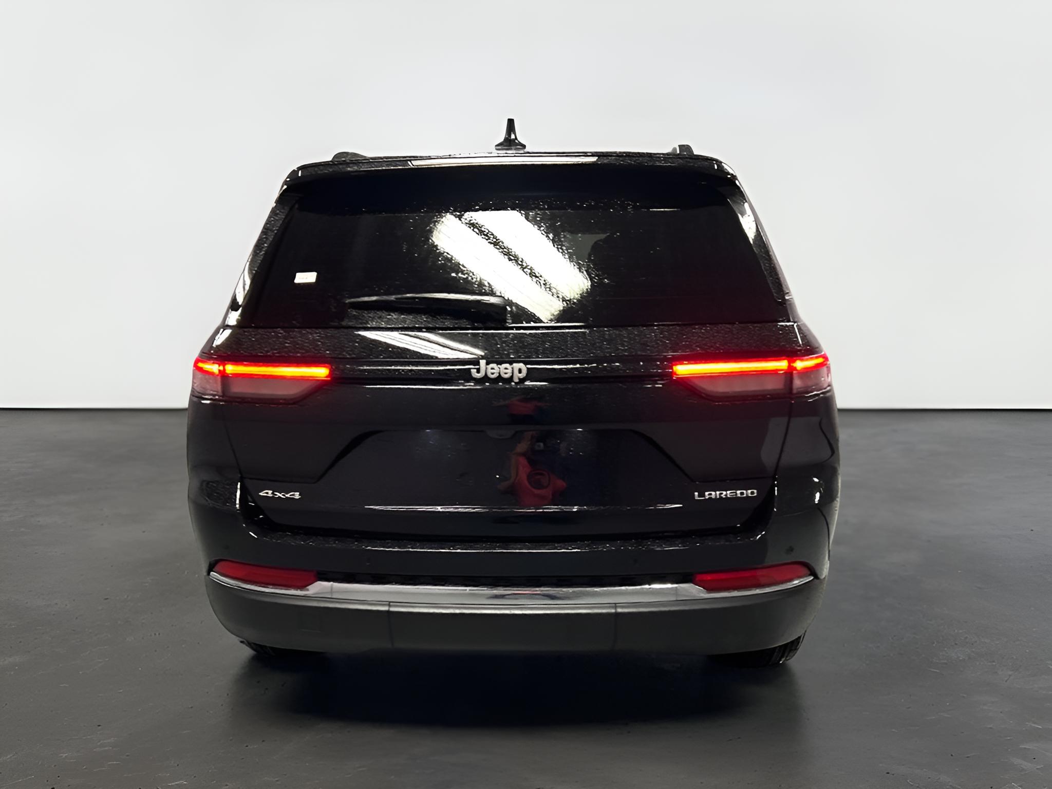 2027 Jeep Grand Cherokee GRAND CHEROKEE LAREDO 4X4