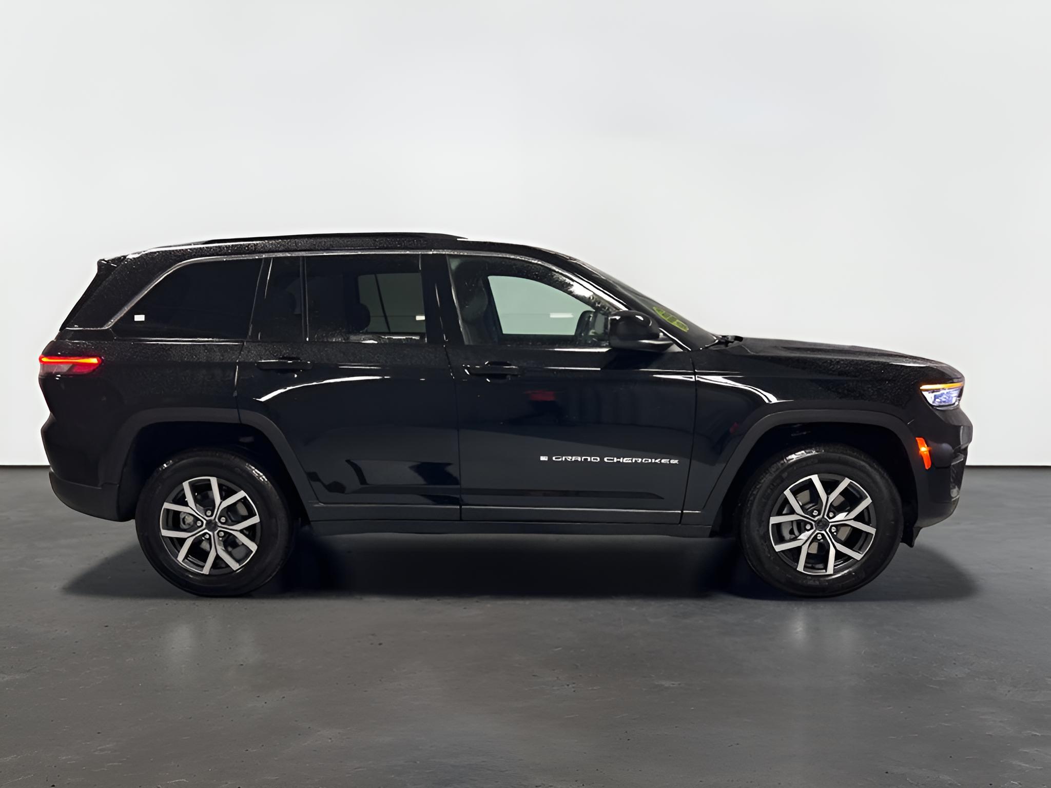 2027 Jeep Grand Cherokee GRAND CHEROKEE LAREDO 4X4