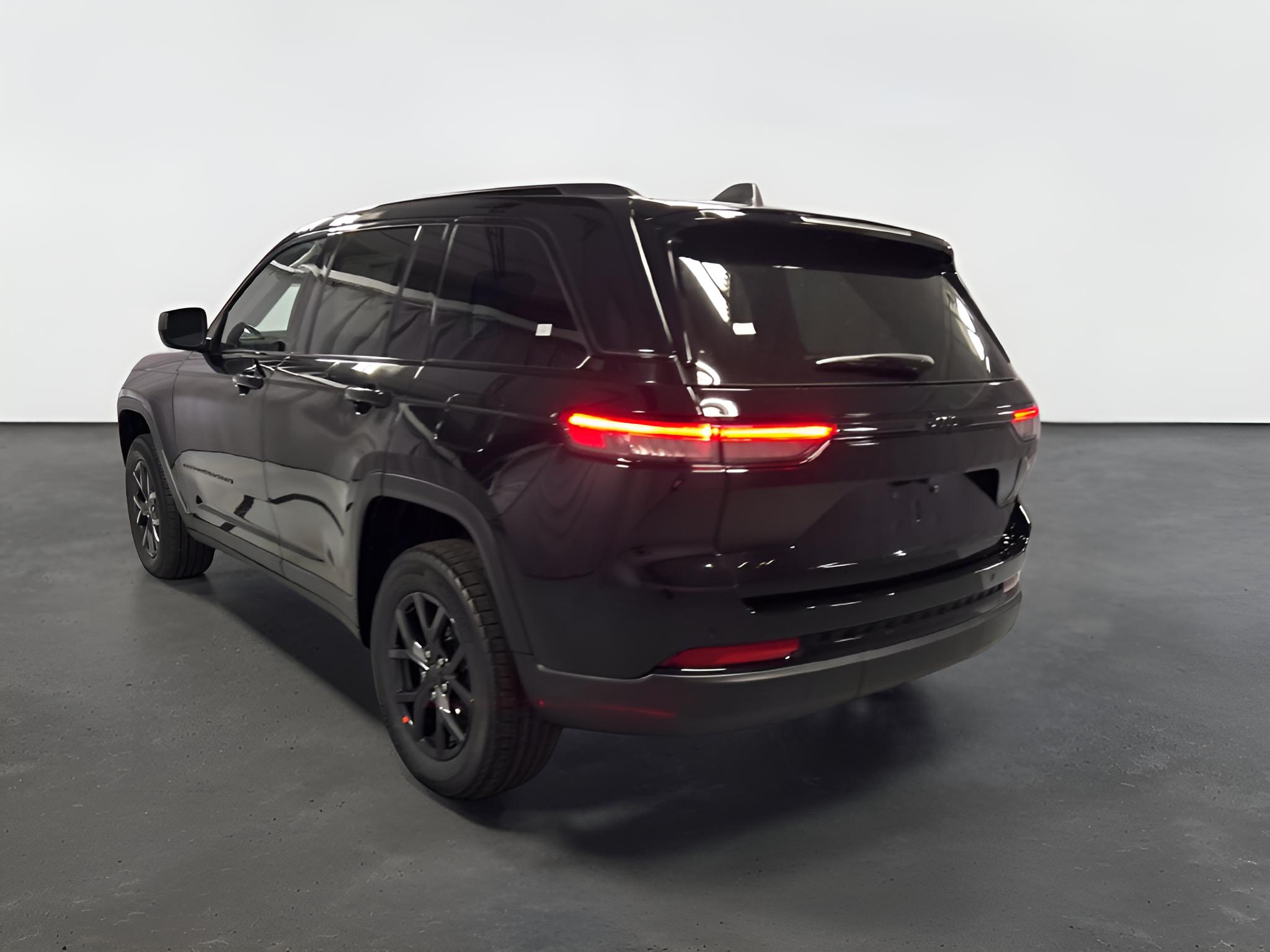 2027 Jeep Grand Cherokee GRAND CHEROKEE LAREDO X 4X4
