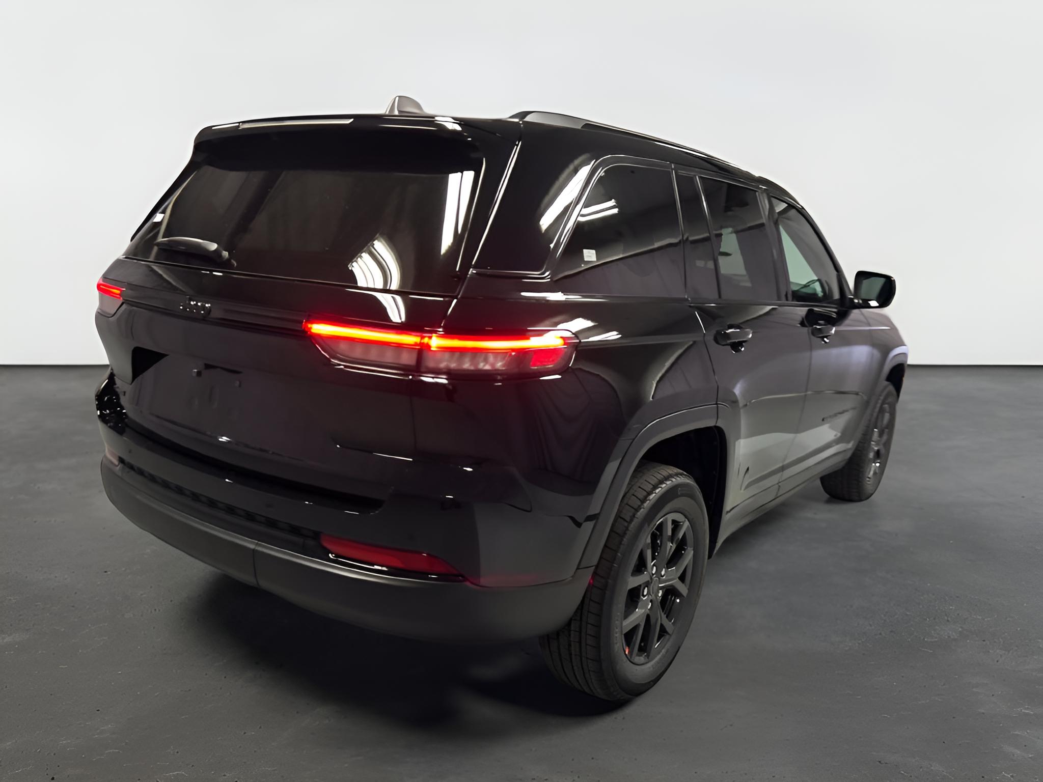 2027 Jeep Grand Cherokee GRAND CHEROKEE LAREDO X 4X4