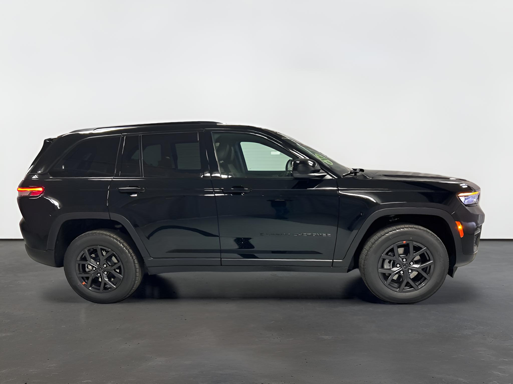 2027 Jeep Grand Cherokee GRAND CHEROKEE LAREDO X 4X4